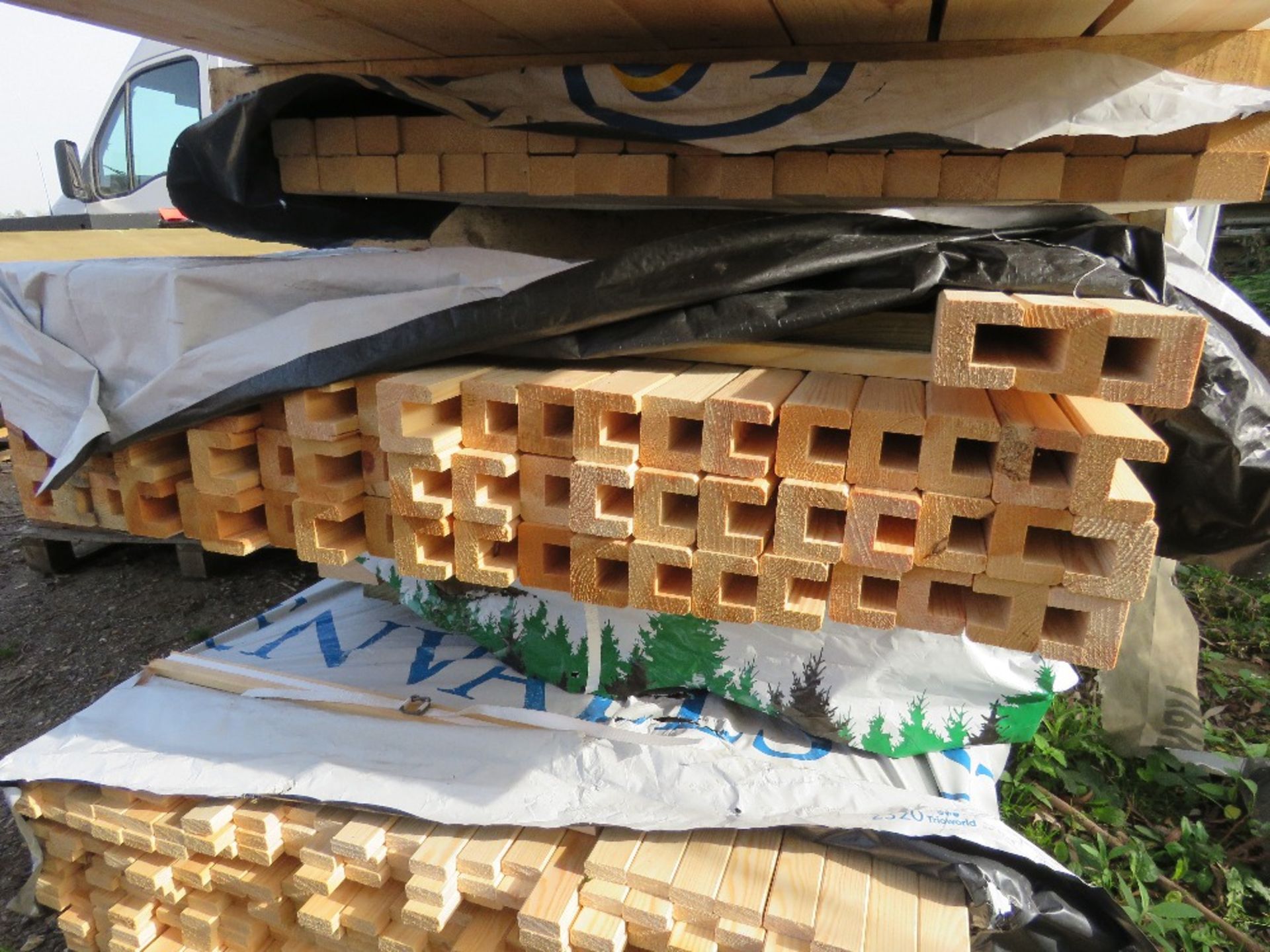 QUANTITY OF ASSORTED FENCING TIMBERS AND POSTS , 4 BUNDLES IN THE STACK AS SHOWN - Image 7 of 8