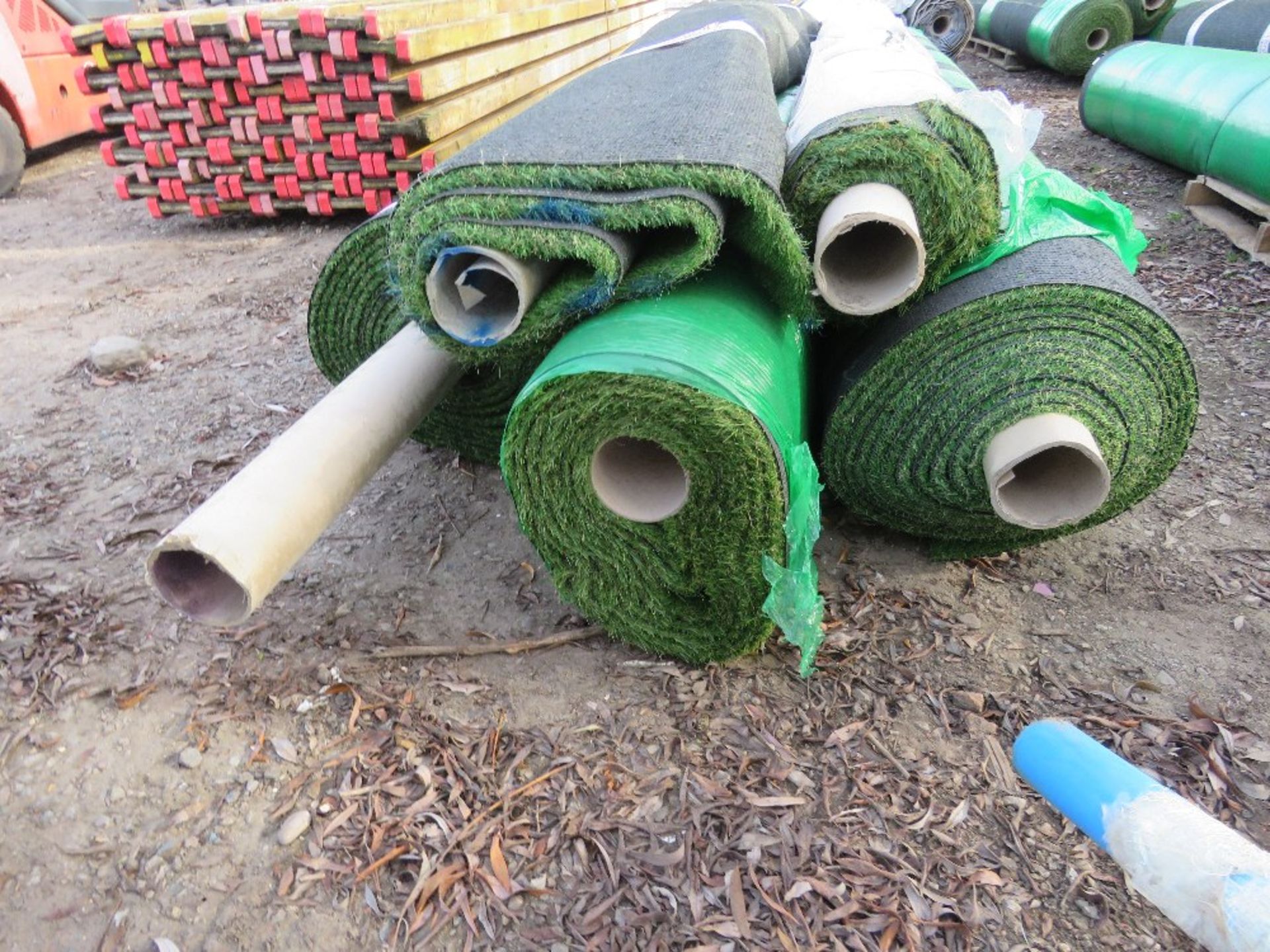 5 X ROLLS OF QUALITY ASTRO TURF FAKE LAWN GRASS, 4METRE WIDTH APPROX, ASSORTED LENGTHS. THIS LOT - Image 3 of 4