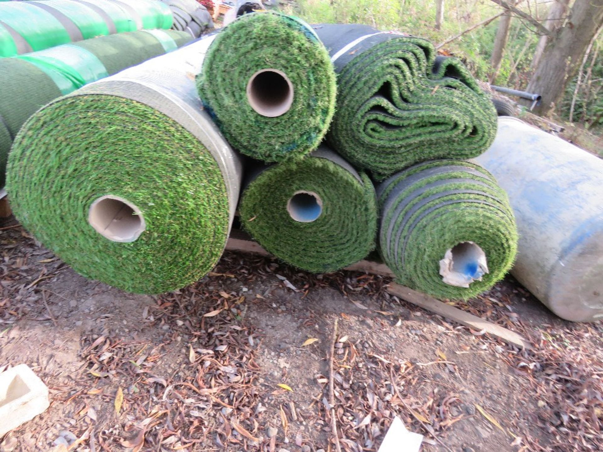 5 X ROLLS OF QUALITY ASTRO TURF FAKE LAWN GRASS, 4METRE WIDTH APPROX, ASSORTED LENGTHS. THIS LOT - Bild 3 aus 4