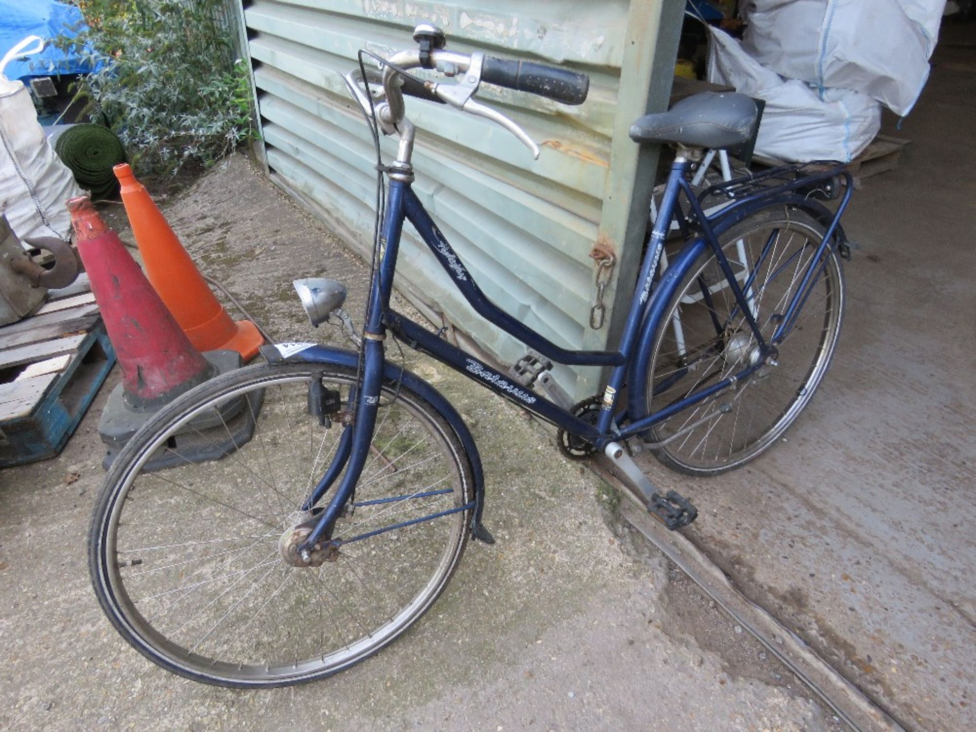 BATAUUS LARGE SIZED CITY BICYCLE, BELIEVED TO BE DUTCH. THIS LOT IS SOLD UNDER THE AUCTIONEERS MA - Image 3 of 3