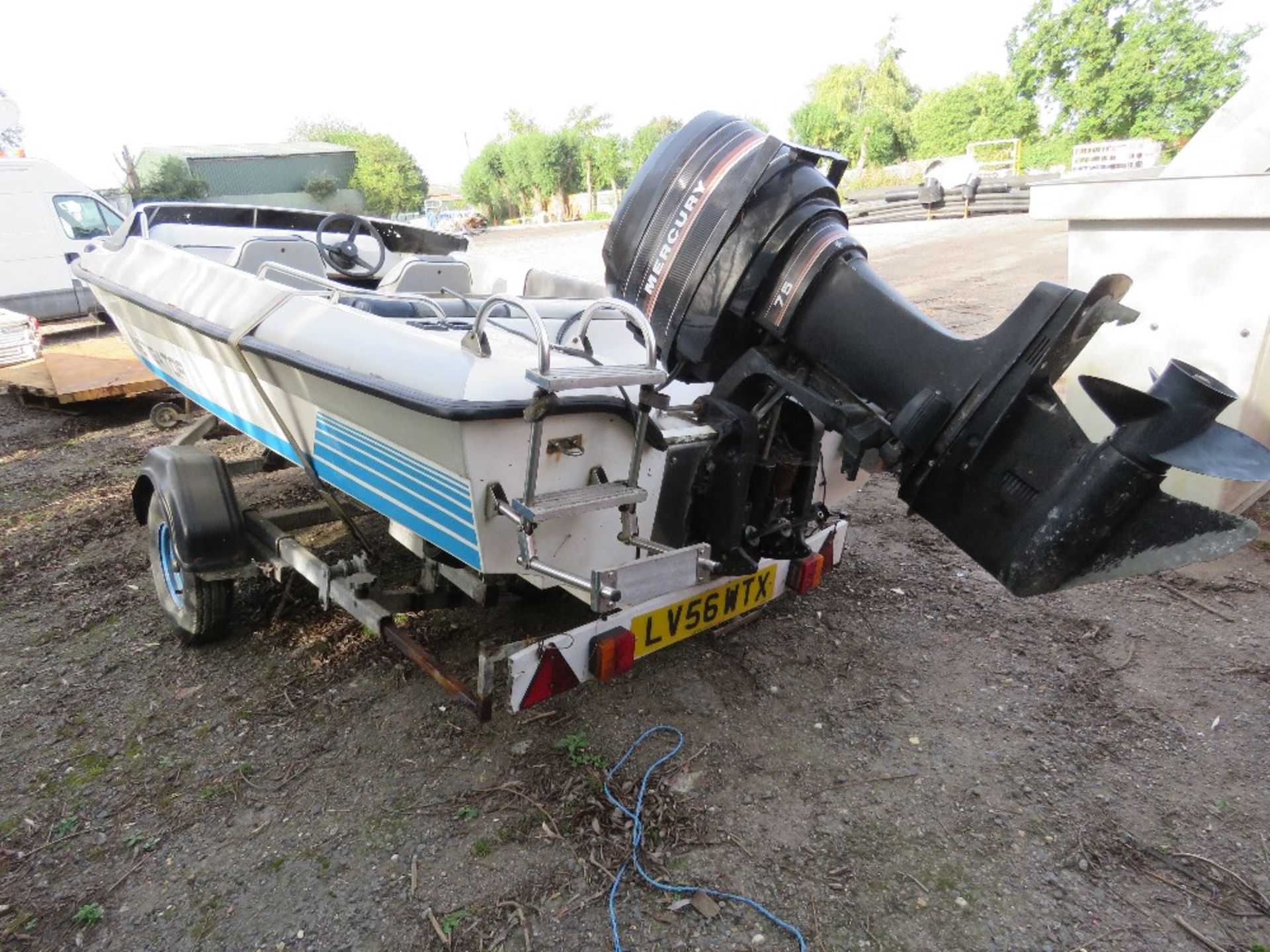 SPEED BOAT, 15FT LENGTH APPROX ON SINGLE AXLE TRAILER (AXLE NEEDS ATTENTION). MERCURY 75HP 2 STROKE - Image 5 of 9