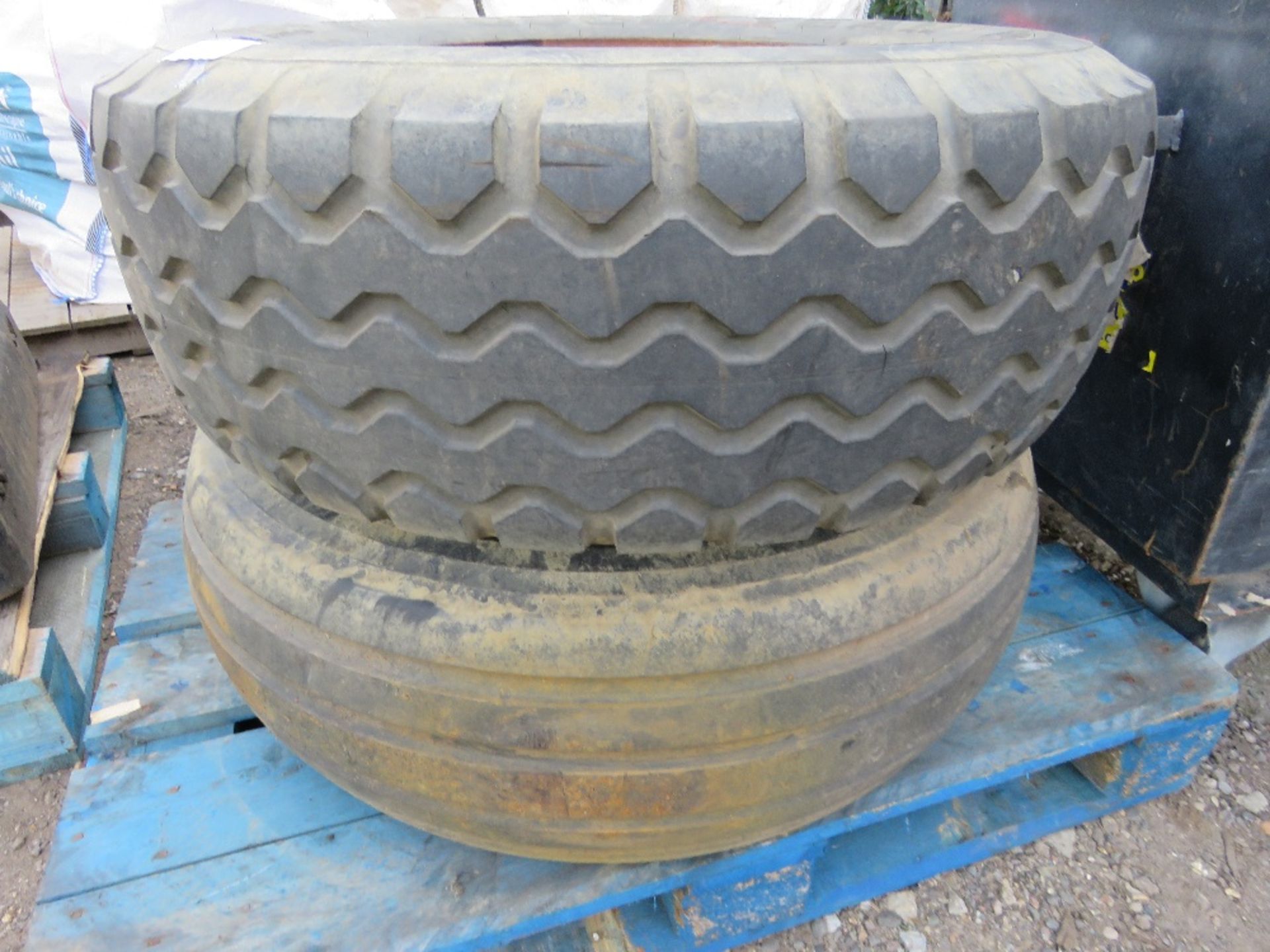 2 X AGRICULTURAL TRAILER / IMPLEMENT WHEELS AND TYRES. THIS LOT IS SOLD UNDER THE AUCTIONEERS MAR - Image 4 of 4
