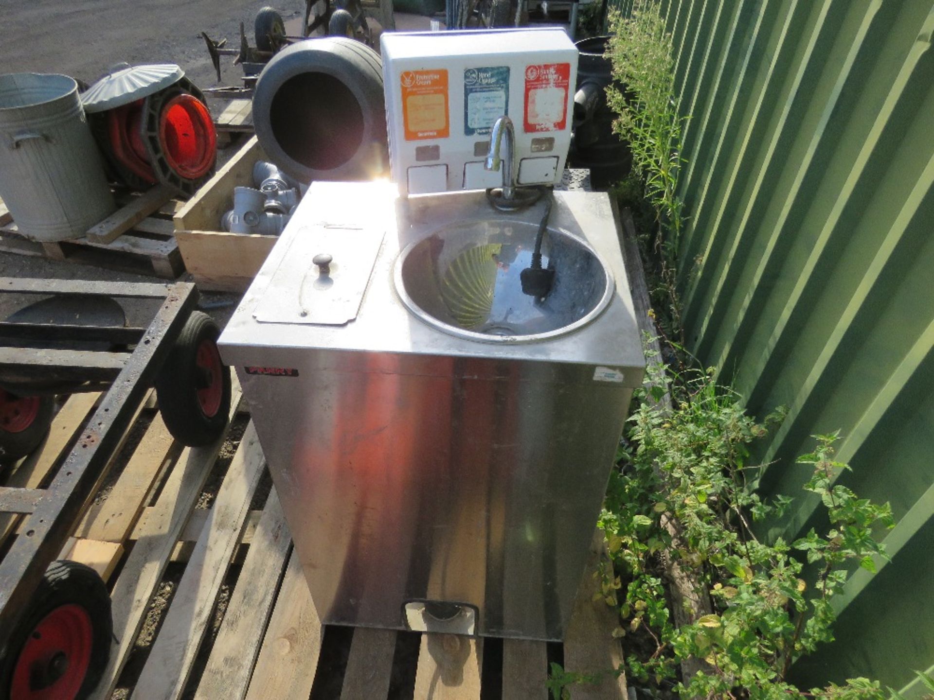 DRINKING FOUNTAIN AND SOAP DISPENSER. THIS LOT IS SOLD UNDER THE AUCTIONEERS MARGIN SCHEME, THERE