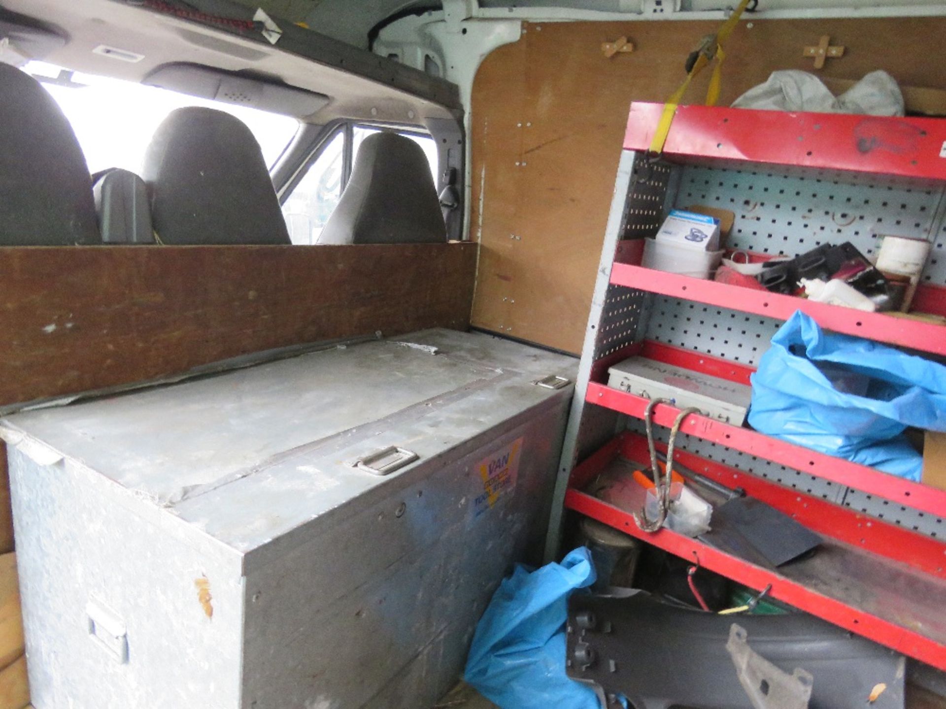 FORD TRANSIT HIGH TOP PANNEL VAN, REG: Y806 BPB. WITH V5, MOT EXPIRED (BEEN STANDING A LONG TIME). 1 - Image 4 of 8