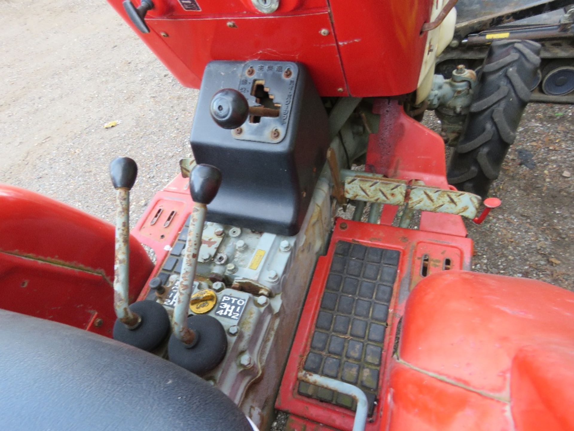 YANMAR YM2210D COMPACT AGRICULTURAL TRACTOR, 4WD, AGRICULTURAL TYRES, WITH REAR LINKAGE. - Image 4 of 7