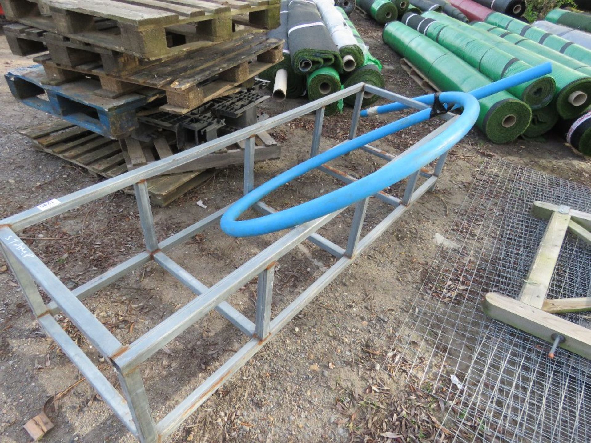 METAL CAGE 7FT LENGTH APPROX PLUS A SHORT LENGTH OF WATER PIPE. THIS LOT IS SOLD UNDER THE AUCTIO - Image 2 of 4