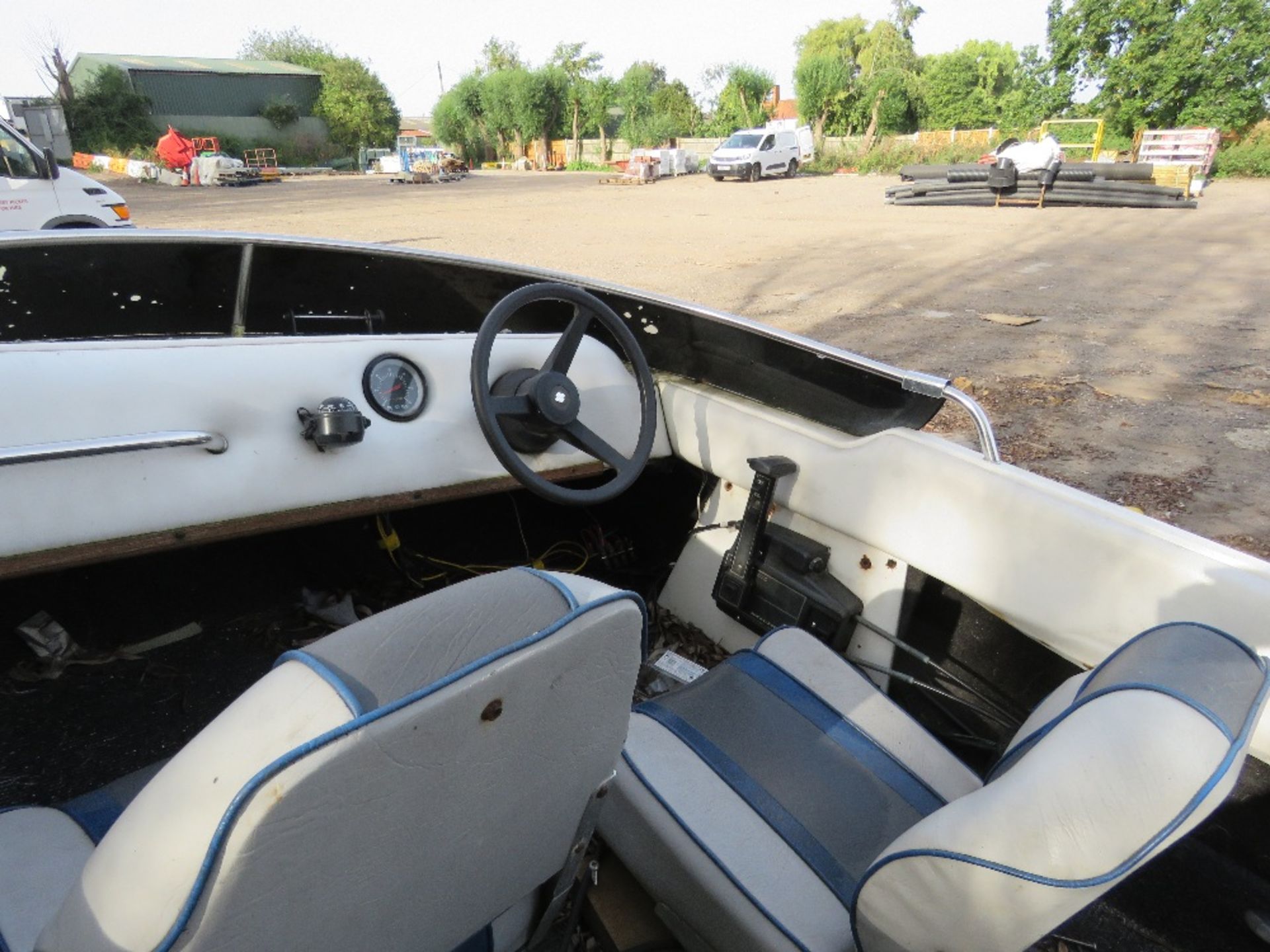 SPEED BOAT, 15FT LENGTH APPROX ON SINGLE AXLE TRAILER (AXLE NEEDS ATTENTION). MERCURY 75HP 2 STROKE - Image 9 of 9