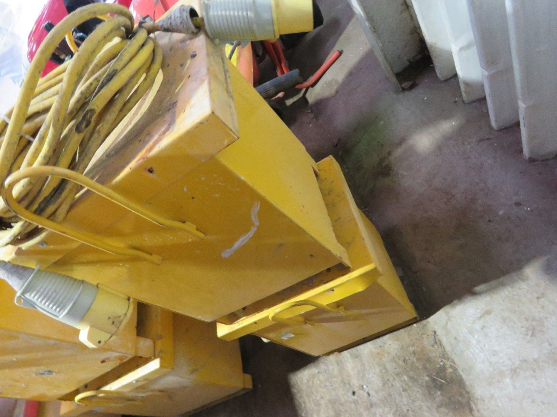 2 X LARGE SIZED SITE TRANSFORMERS, YELLOW PLUS AN EXTENSION LEAD. - Image 4 of 4