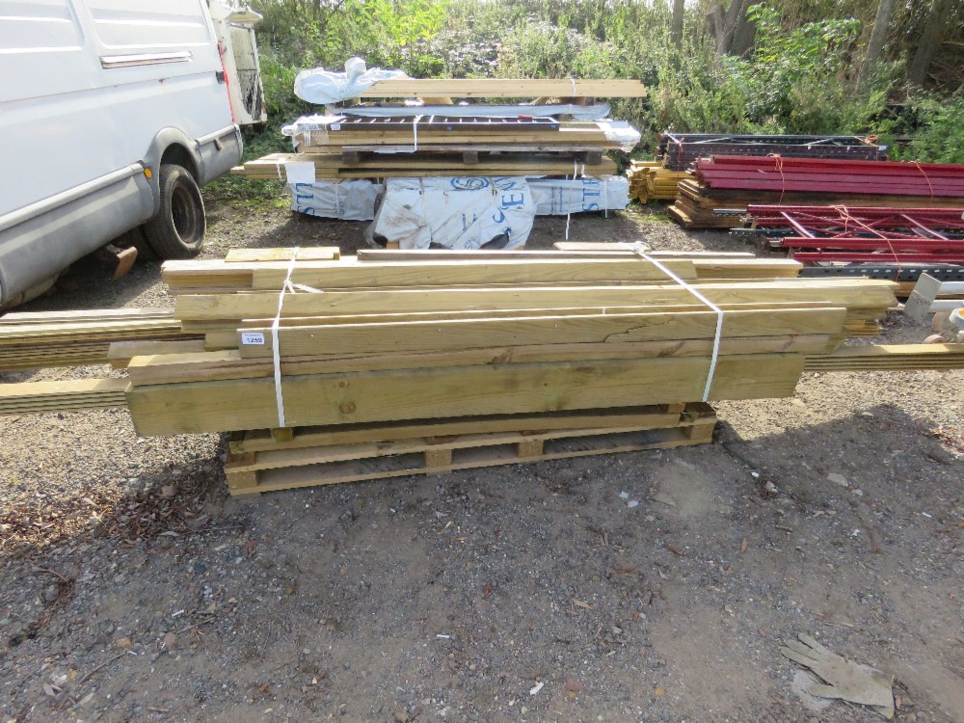 QUANTITY OF ASSORTED FENCING TIMBERS AND POSTS. - Image 3 of 7