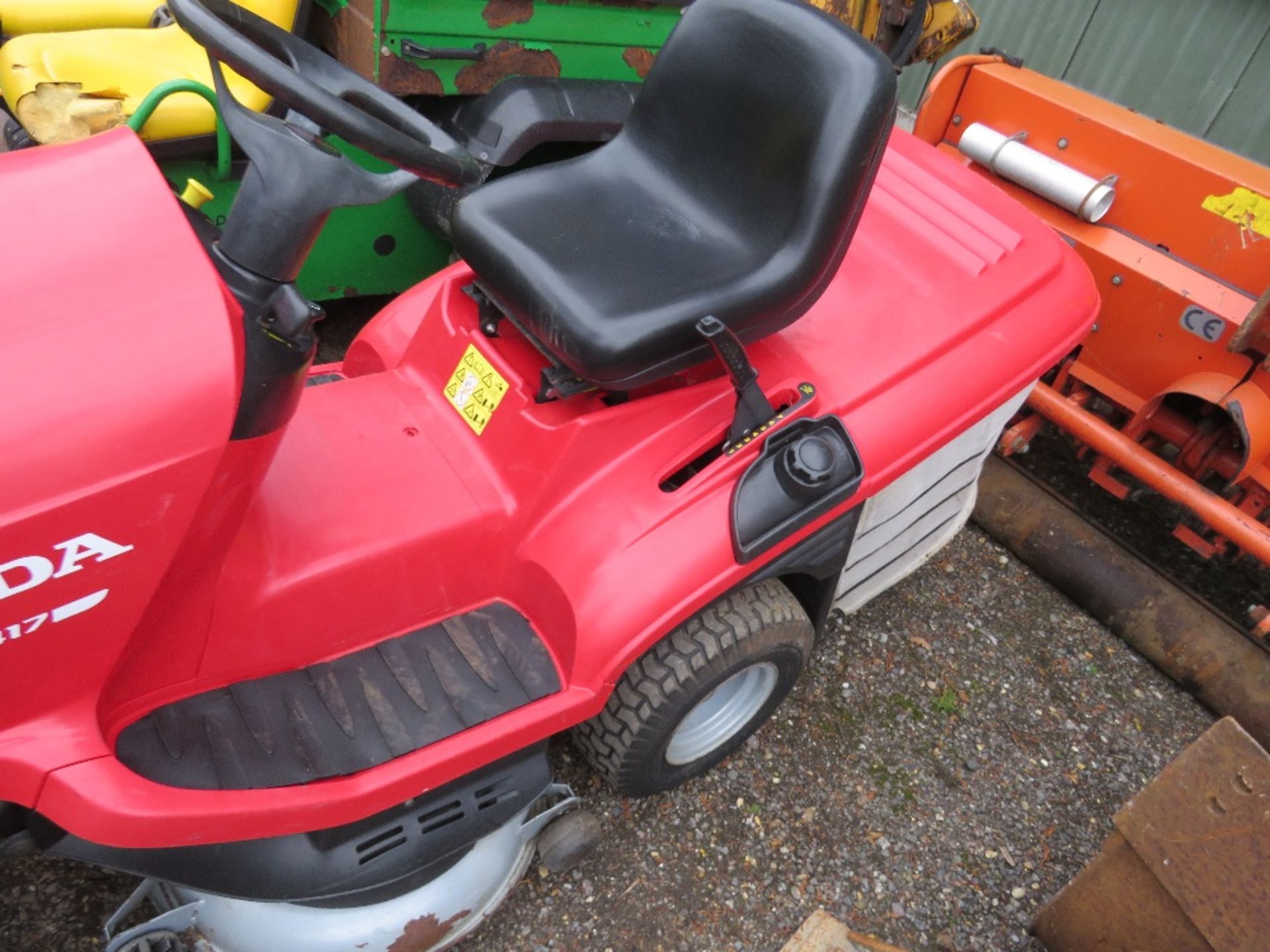 HONDA HF2417 RIDE ON MOWER WITH COLLECTOR, YEAR 2013, HYDROSTATIC DRIVE. WHEN TESTED WAS SEEN TO RUN - Image 2 of 5