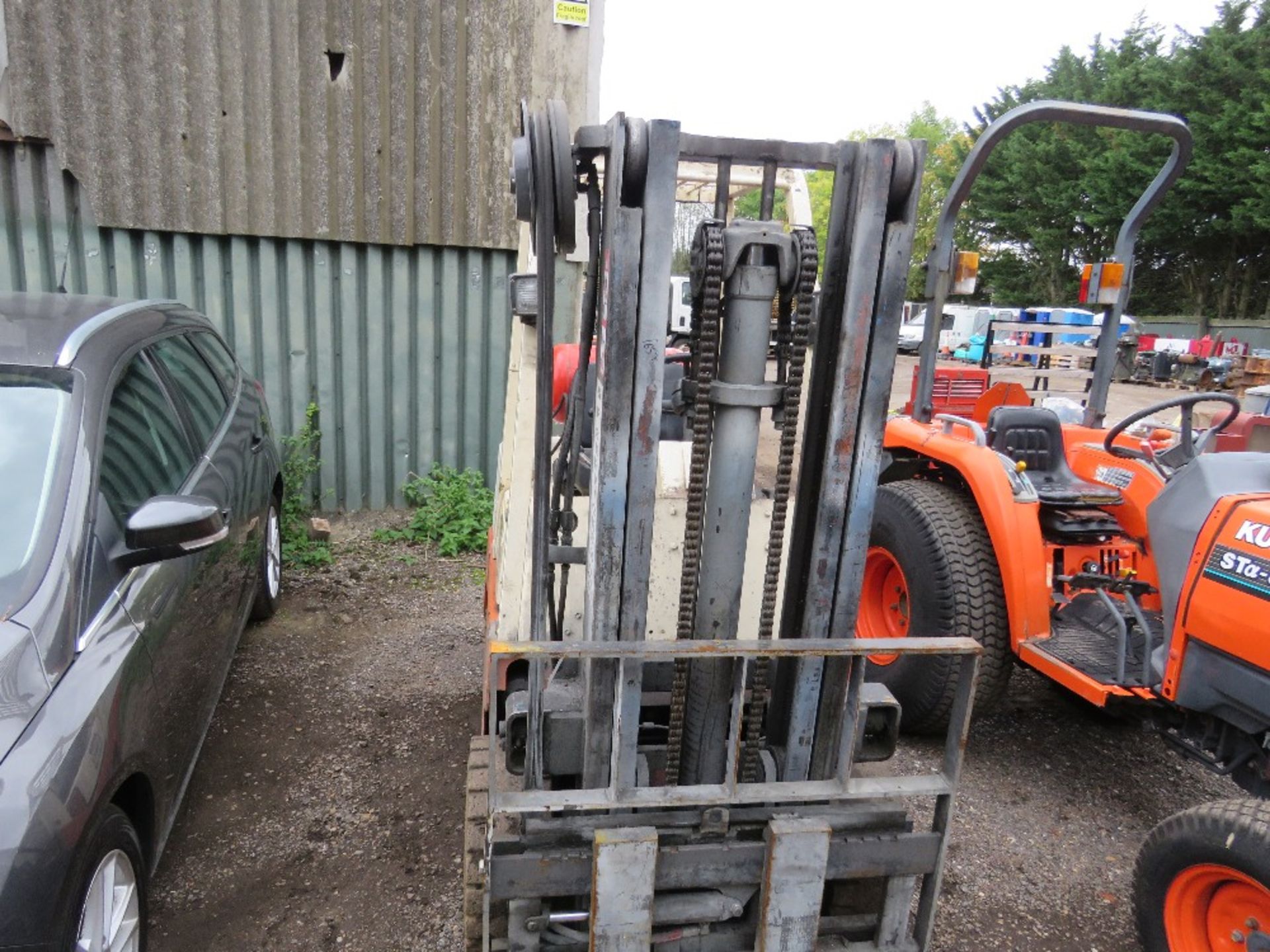 DATSUN/ NISSAN 3 TONNE GAS POWERED FORKLIFT. WHEN TESTED WAS SEEN TO DRIVE, STEER AND BRAKE (GAS LOW - Image 2 of 8