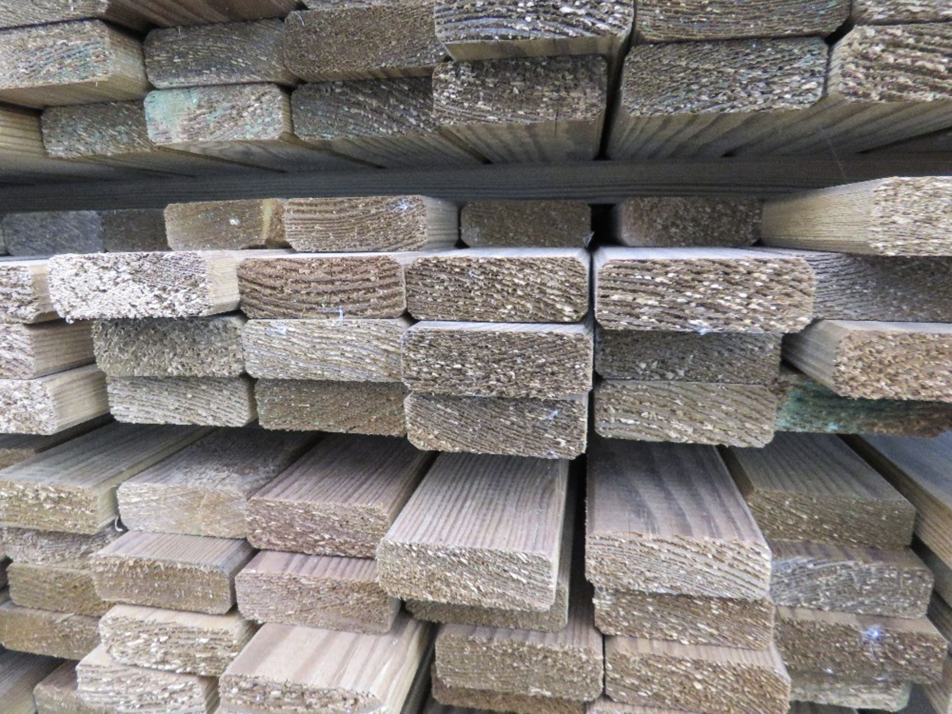 LARGE PACK OF TREATED VENETIAN PALE FENCE CLADDING SLATS: 1.83M LENGTH X 45MM X 18MM APPROX. - Image 3 of 3