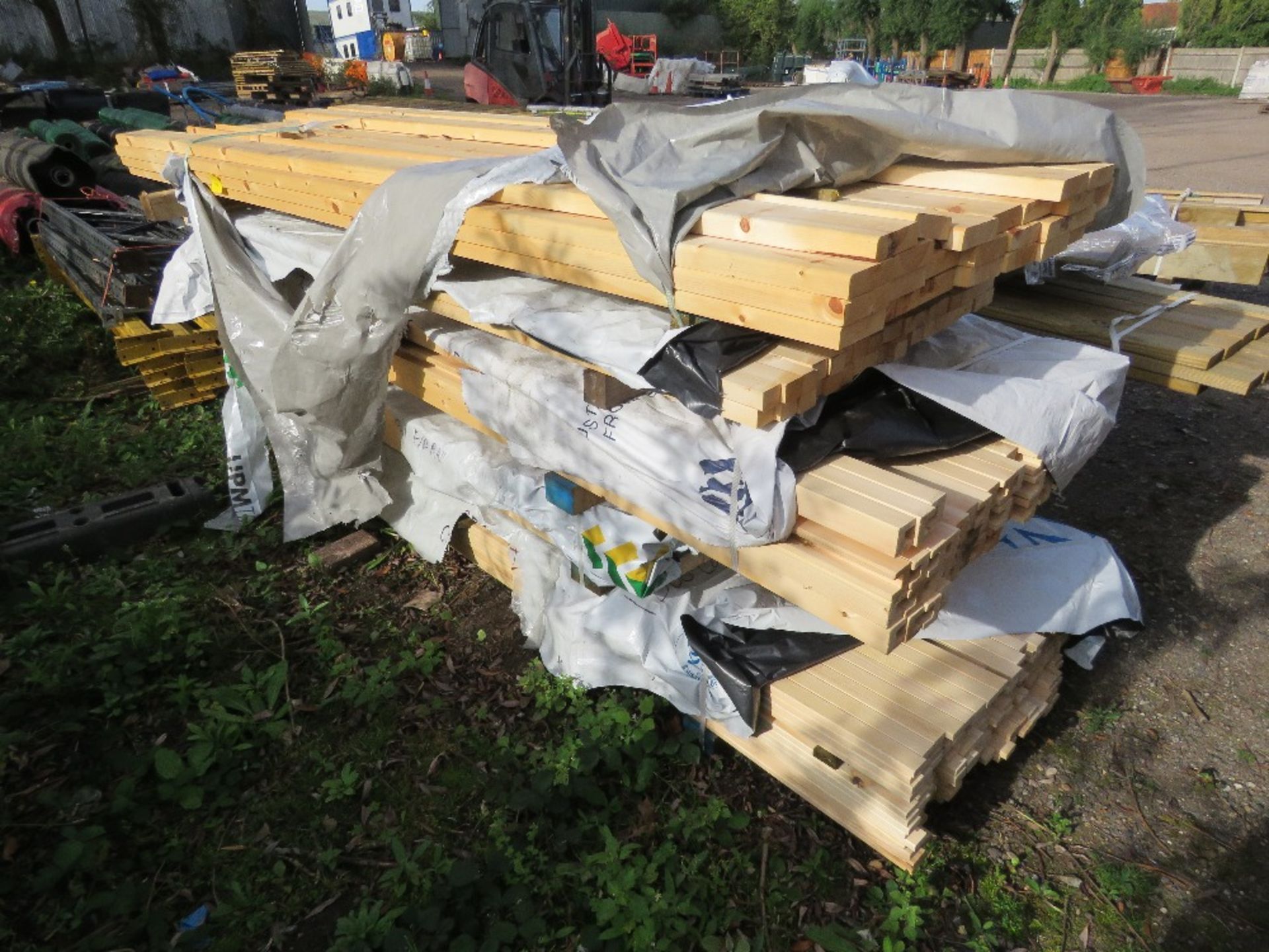 QUANTITY OF ASSORTED FENCING TIMBERS AND POSTS , 4 BUNDLES IN THE STACK AS SHOWN