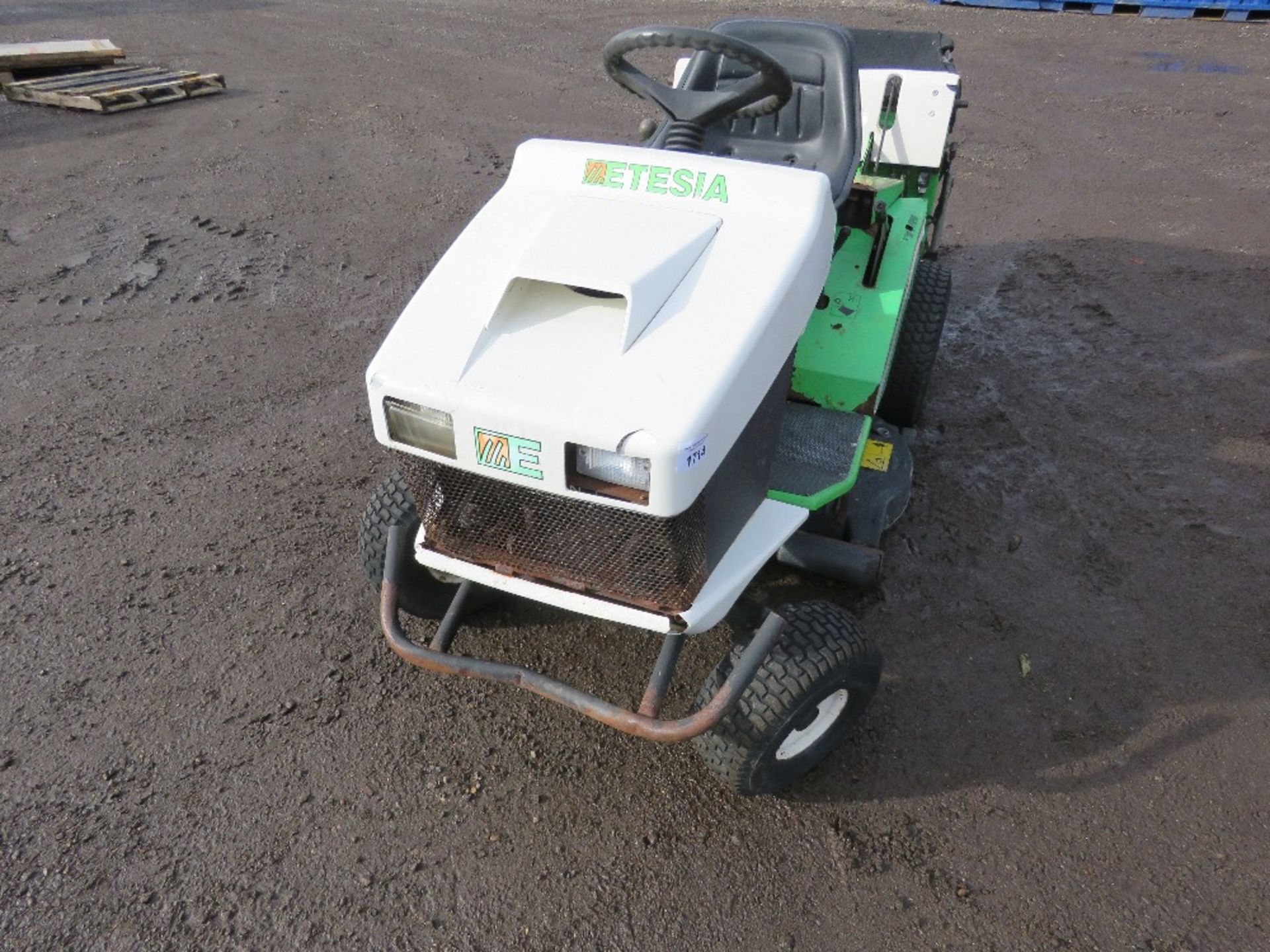 ETESIA PROFESSIONAL RIDE ON MOWER WITH HYDRAULIC LIFTING REAR COLLECTOR. - Image 2 of 6