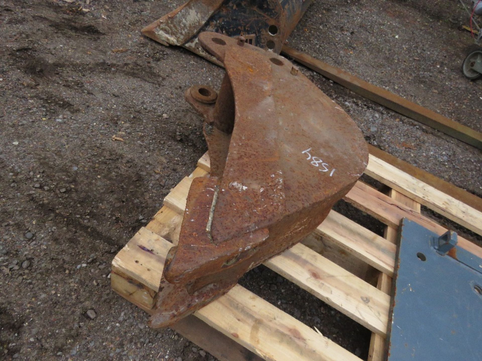 EXCAVATOR BUCKET ON 40MM PINS, 10 INCH WIDTH APPROX. THIS LOT IS SOLD UNDER THE AUCTIONEERS MARGI - Image 2 of 2