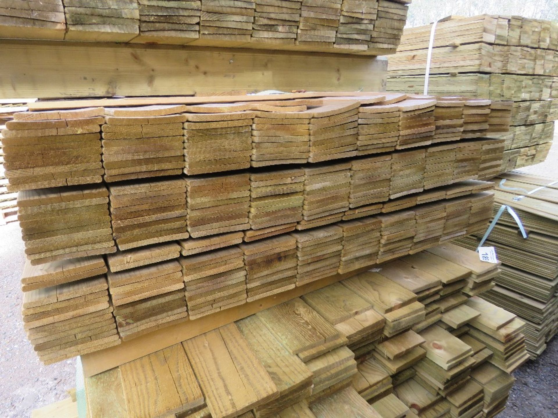 SMALL PACK OF TREATED HIT AND MISS TIMBER CLADDING BOARDS: 80CM-160CM LENGTH X 100MM WIDTH APPROX. - Image 2 of 3