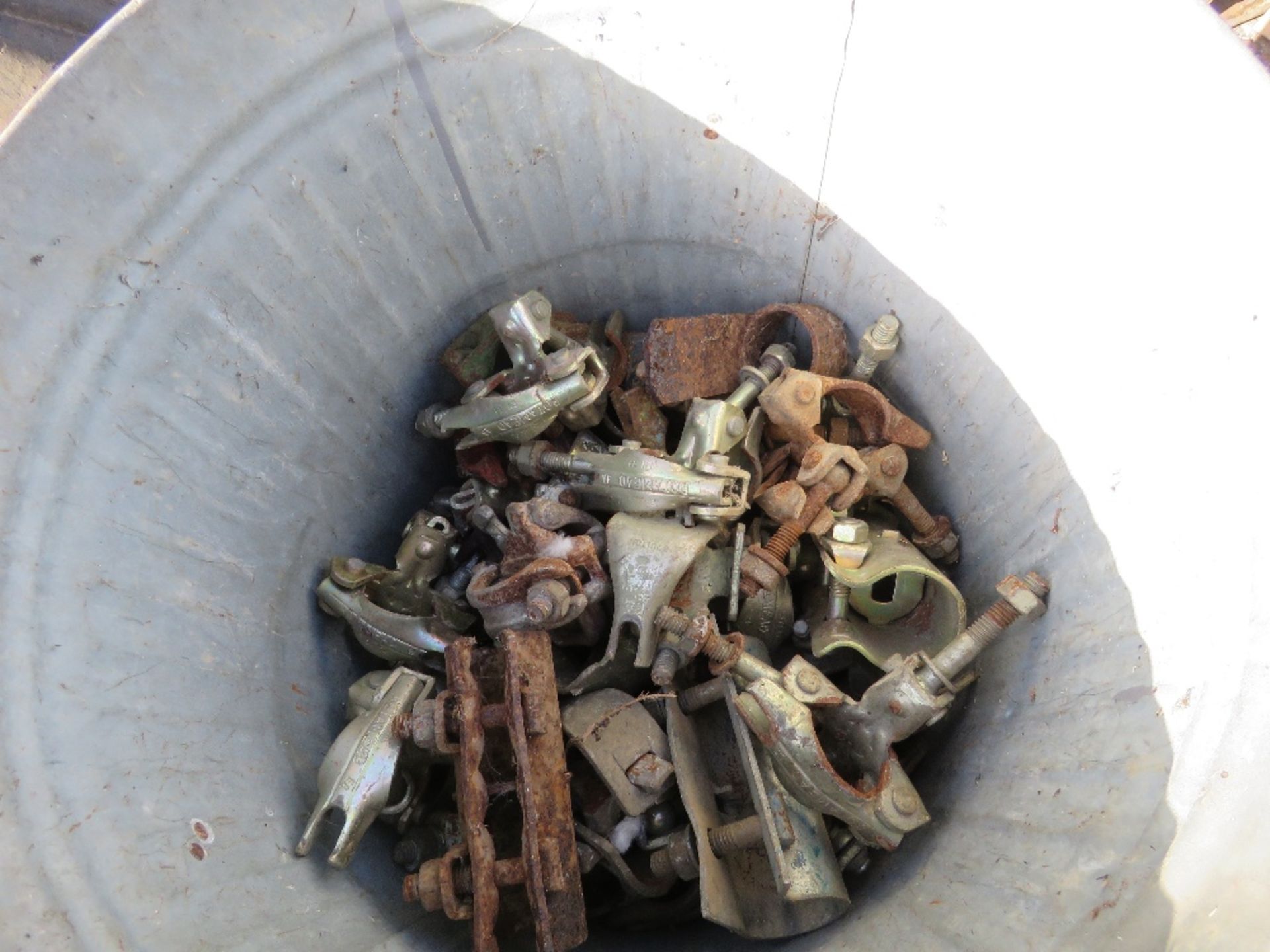DUSTBIN CONTAINING SCAFFOLD CLIPS PLUS ROAD CONES. THIS LOT IS SOLD UNDER THE AUCTIONEERS MARGIN - Image 2 of 4