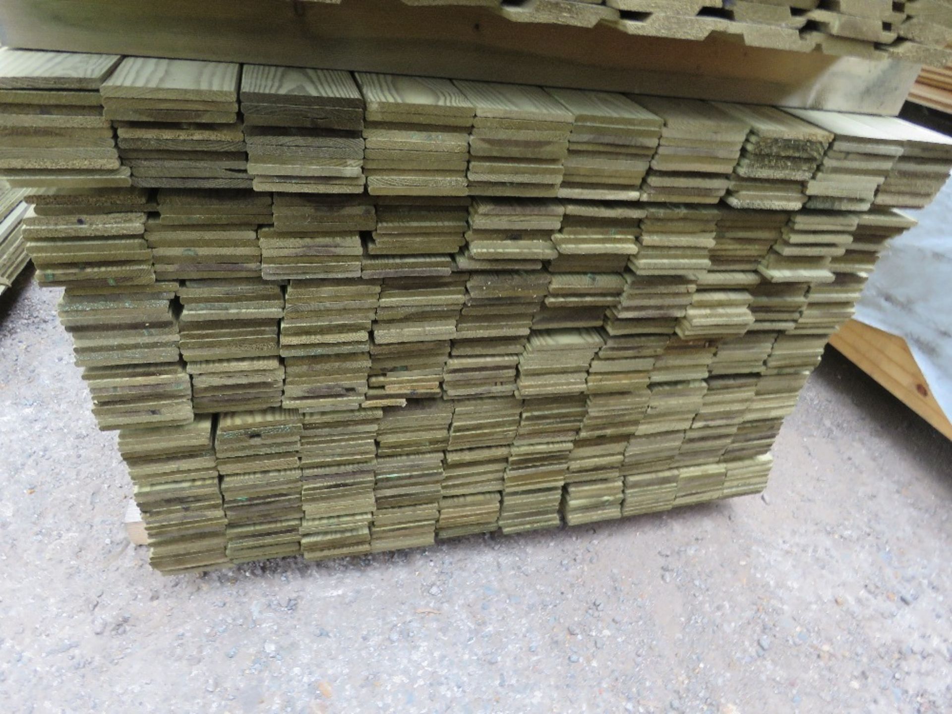 LARGE PACK OF PRESSURE TREATED HIT AND MISS FENCE CLADDING TIMBER BOARDS. 1.75M LENGTH X 100MM WIDTH - Image 2 of 3