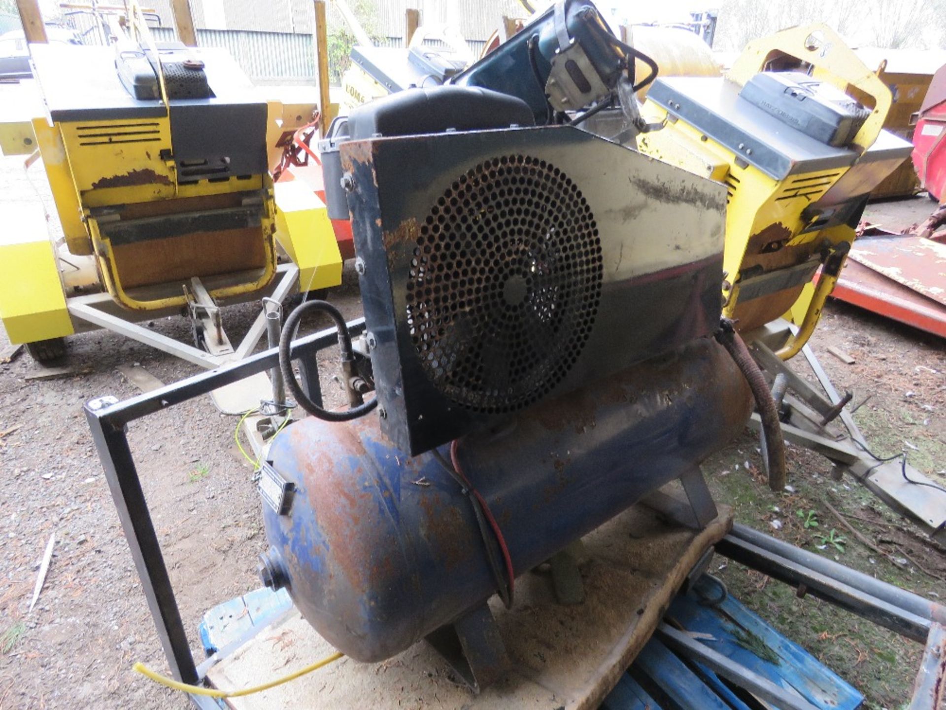 PSIBAR ROBIN ENGINED COMPRESSOR WITH VAN MOUNTING FRAME. SUITABLE FOR TYRE FITTER ETC. SEEN RUNNING - Image 4 of 7