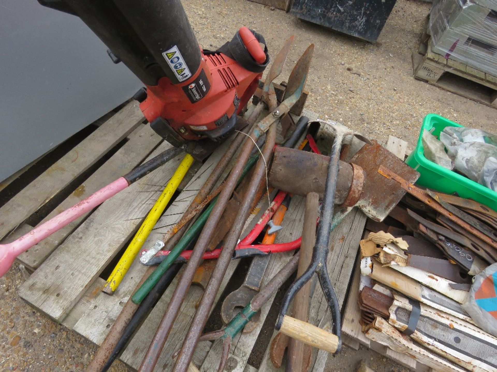 PALLET OF ASSORTED HAND TOOLS PLUS A PETROL BLOWER UNIT. THIS LOT IS SOLD UNDER THE AUCTIONEERS M - Image 5 of 5