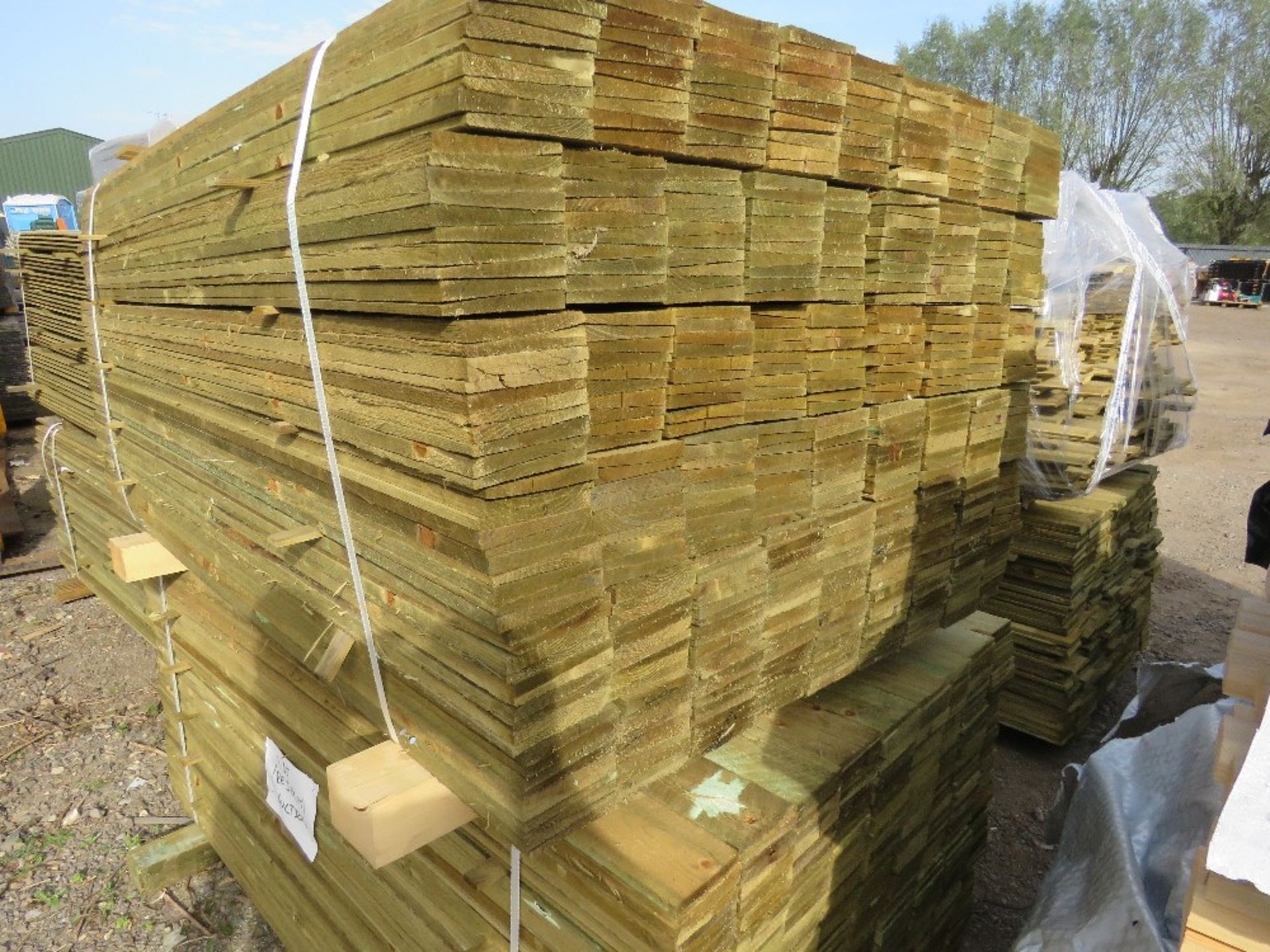 LARGE PACK OF PRESSURE TREATED FEATHER EDGE FENCE CLADDING TIMBER BOARDS. 1.65M LENGTH X 100MM WIDTH - Image 2 of 4