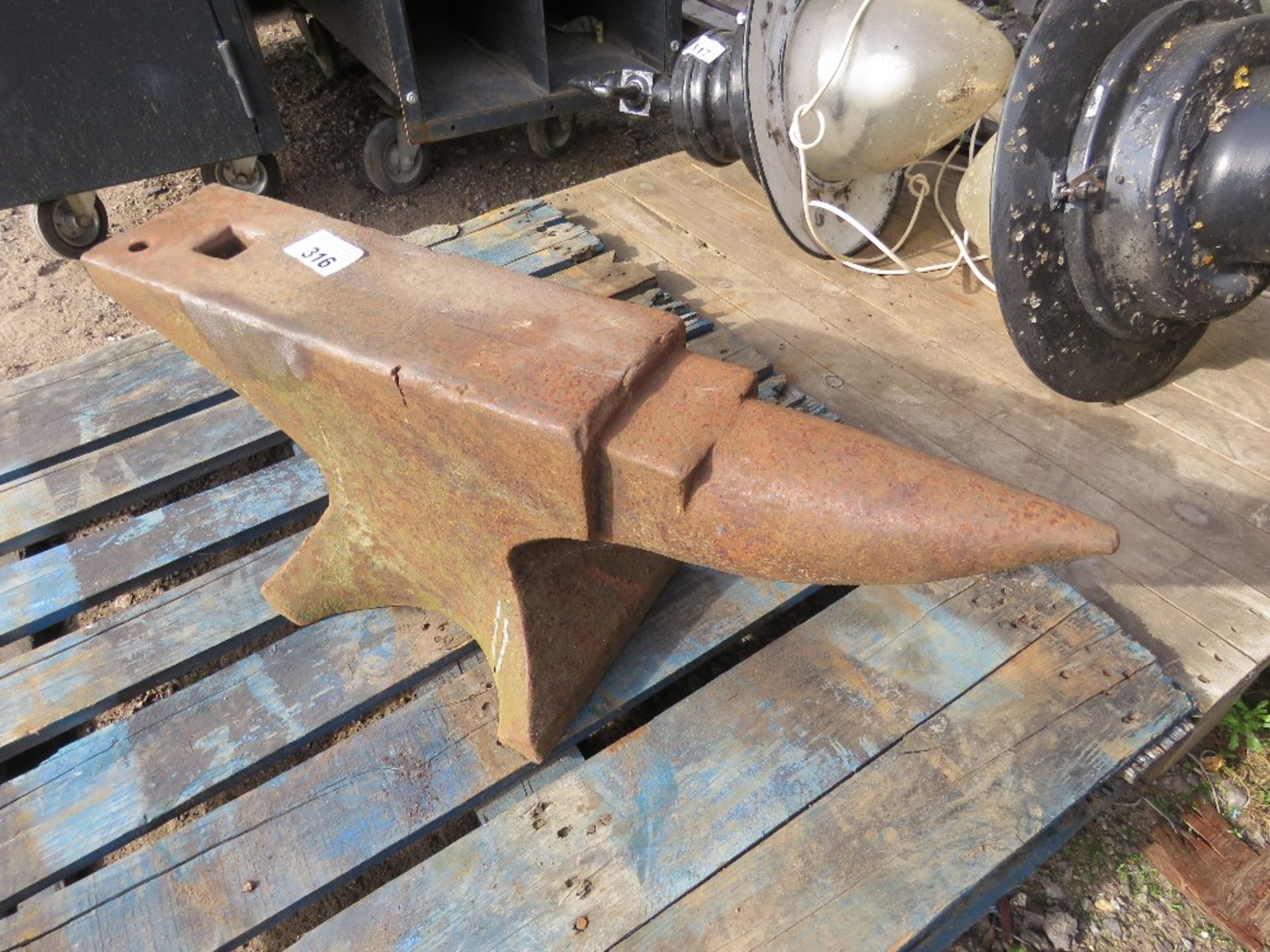 LARGE SIZED BLACKSMITH'S ANVIL.