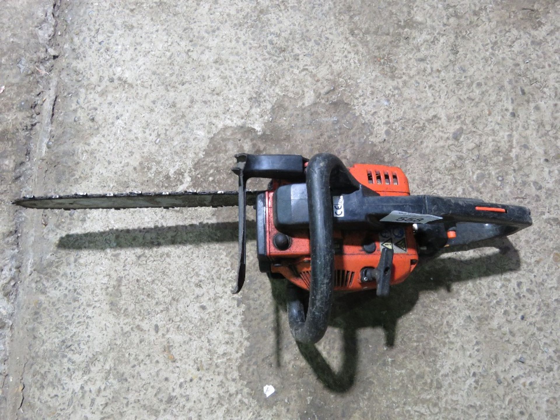 SMALL SIZED ECHO PETROL ENGINED CHAINSAW. THIS LOT IS SOLD UNDER THE AUCTIONEERS MARGIN SCHEME, T - Image 2 of 3