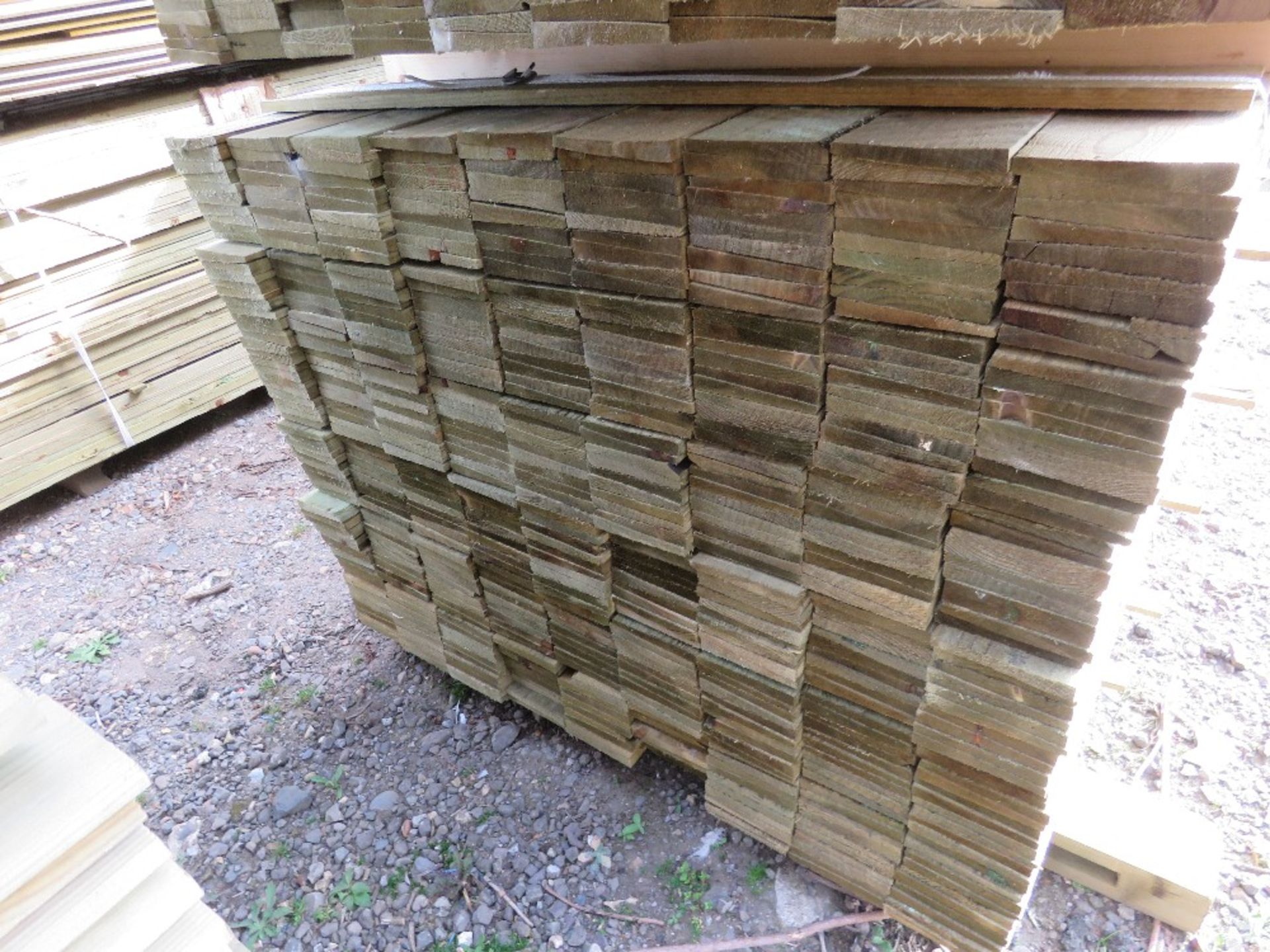 LARGE PACK OF PRESSURE TREATED FEATHER EDGE FENCE CLADDING TIMBER BOARDS. 1.65M LENGTH X 100MM WIDTH - Image 2 of 3