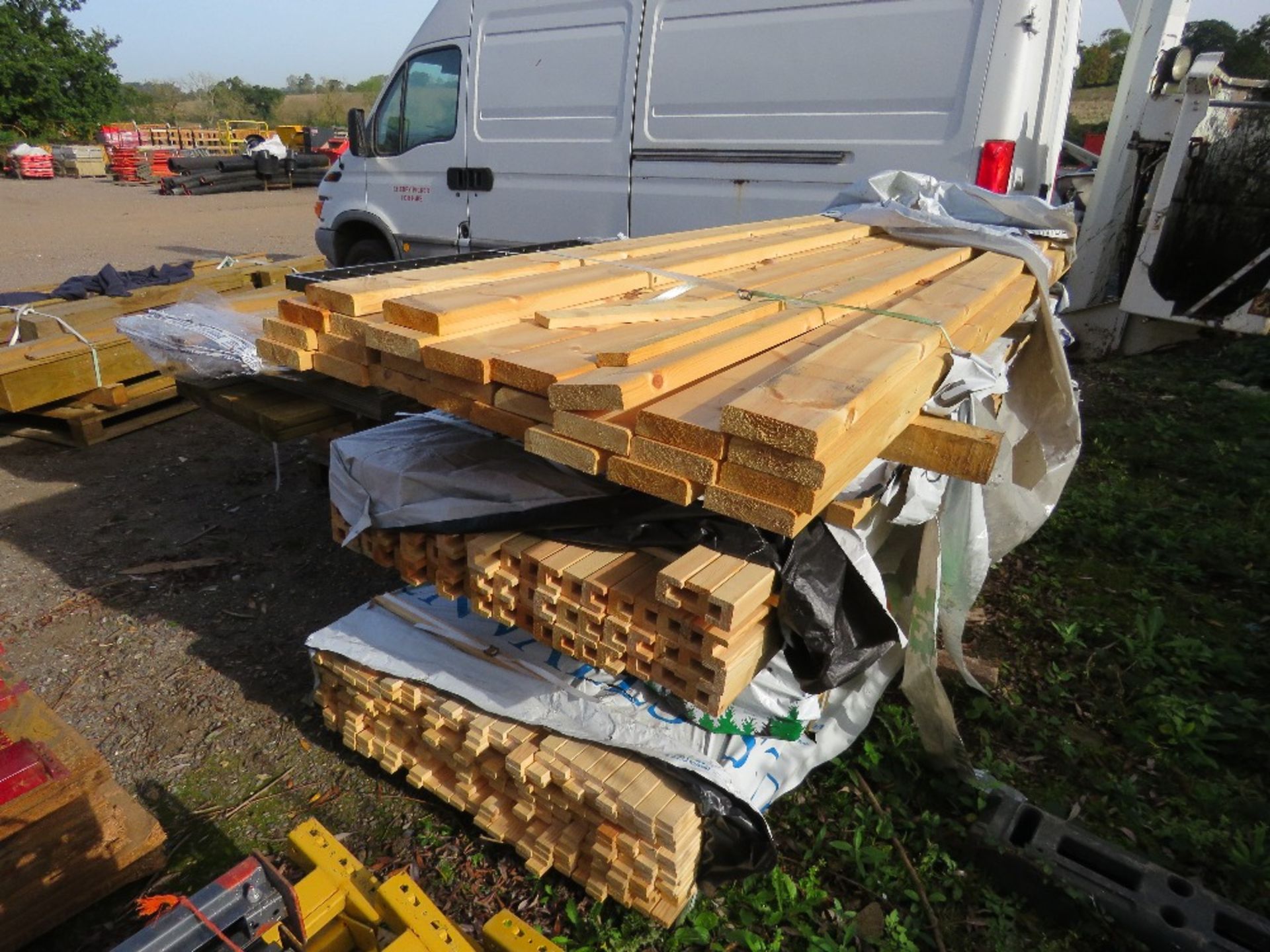 QUANTITY OF ASSORTED FENCING TIMBERS AND POSTS , 4 BUNDLES IN THE STACK AS SHOWN - Image 5 of 8