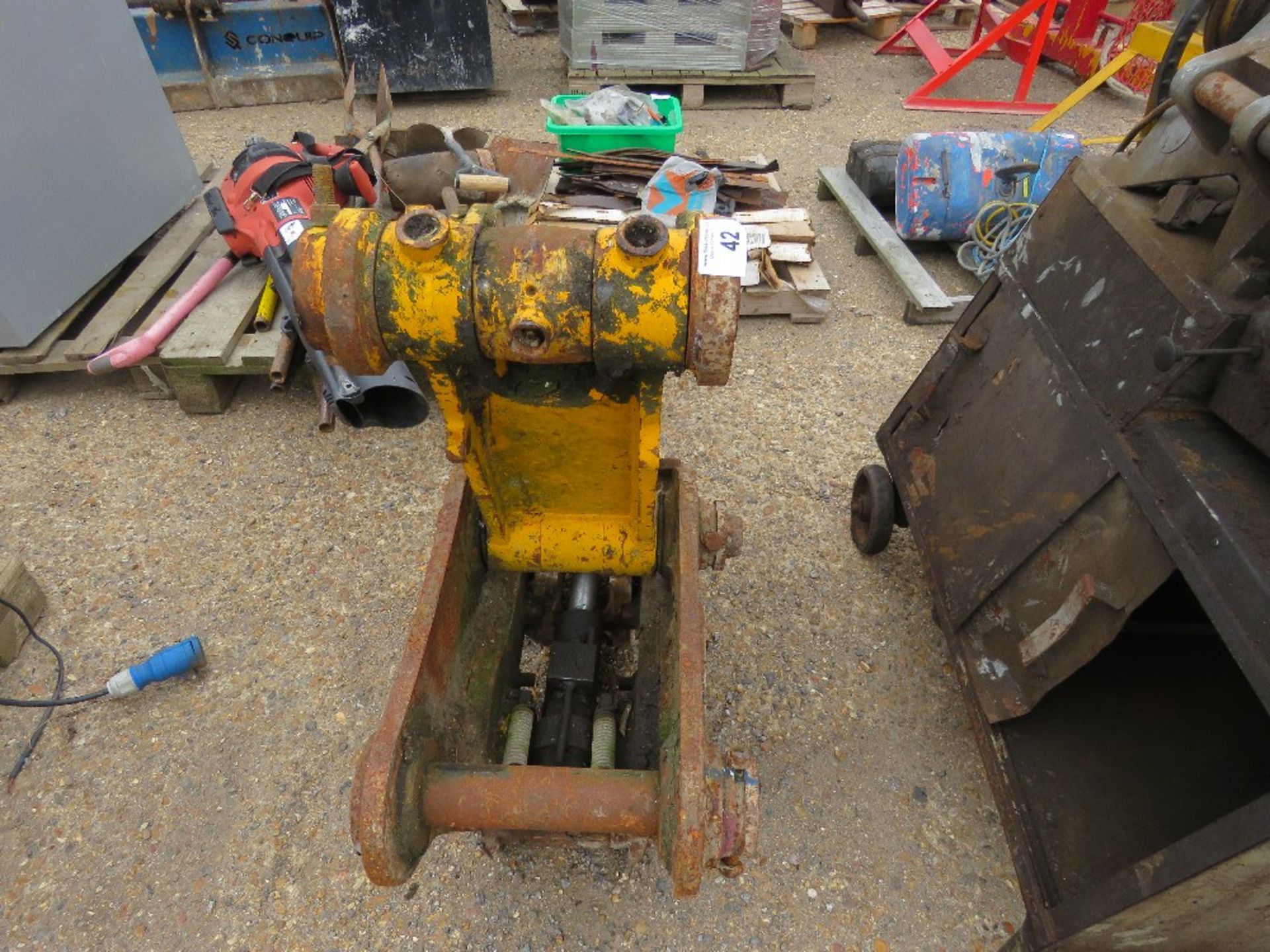 GEITH EXCAVATOR QUICK HITCH PLUS A RAM AND LINKAGE. 65MM PINS ON THE HITCH. - Image 2 of 5