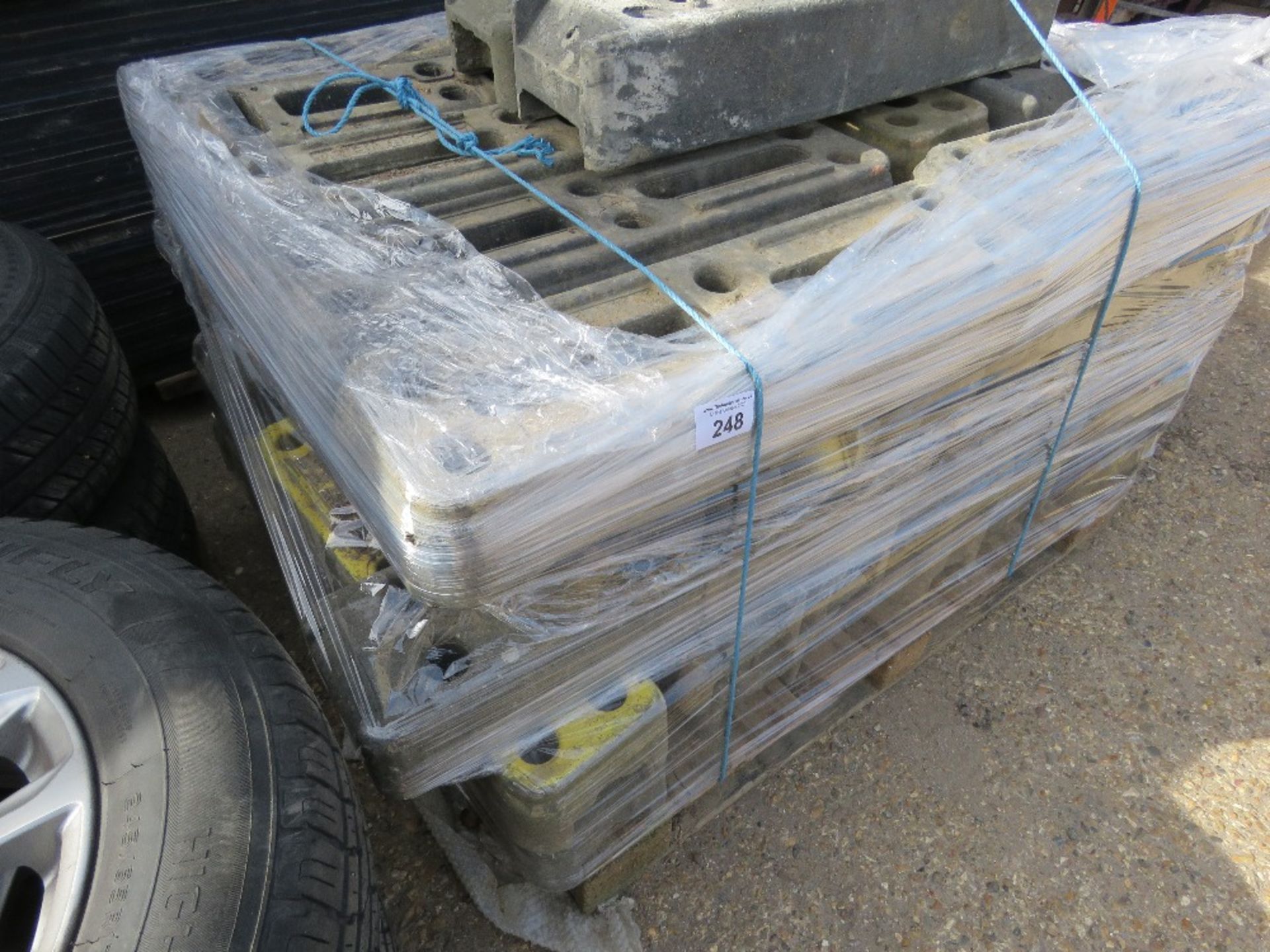 PALLET OF HERAS TYPE TEMPORARY FENCE BLOCKS, DIRECT FROM SITE CLEARANCE. THIS LOT IS SOLD UNDER T - Image 2 of 5