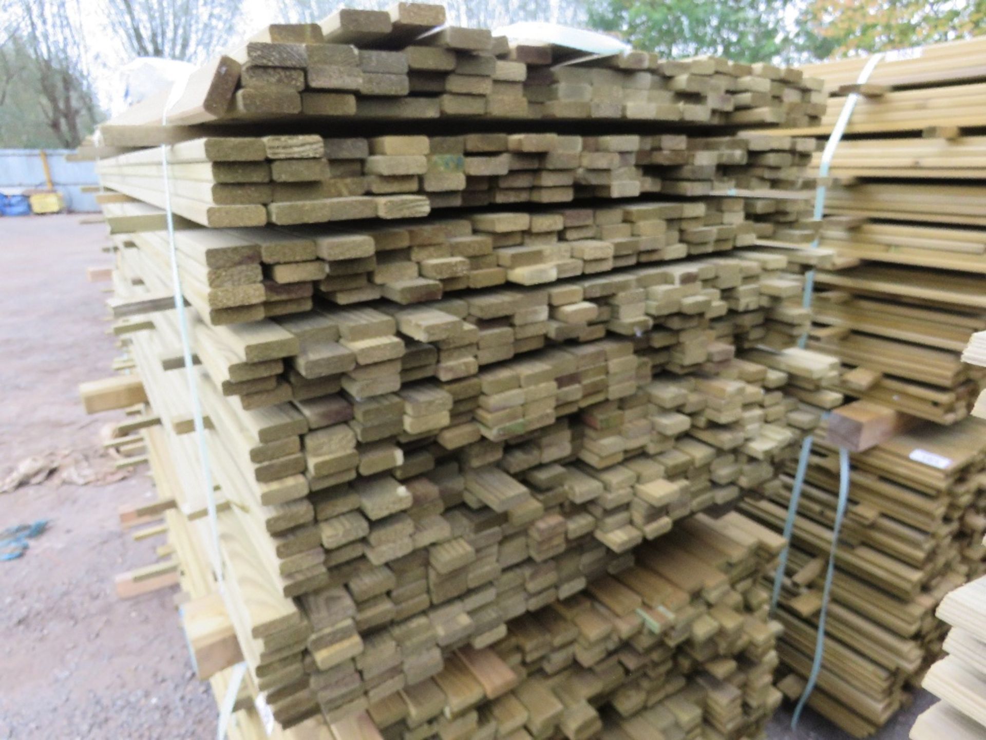 LARGE PACK OF TREATED VENETIAN PALE FENCE CLADDING SLATS: 1.83M LENGTH X 45MM X 18MM APPROX. - Image 2 of 3