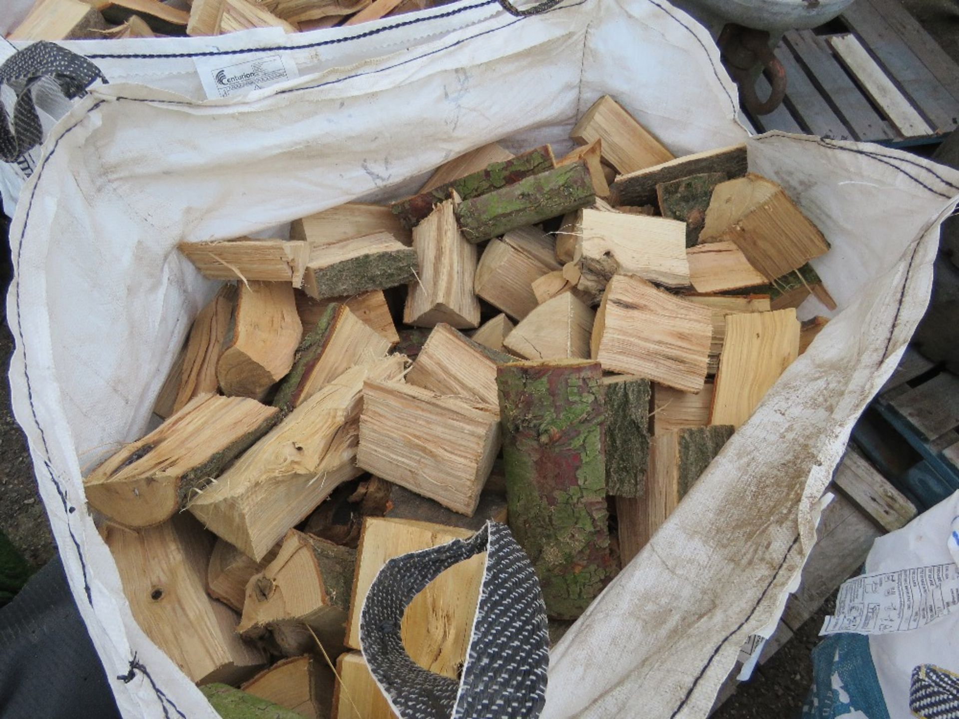 2 X BULK BAGS OF HARDWOOD FIREWOOD LOGS, BELIEVED TO CONTAIN ASH AND ELM. THIS LOT IS SOLD UNDER - Image 2 of 3