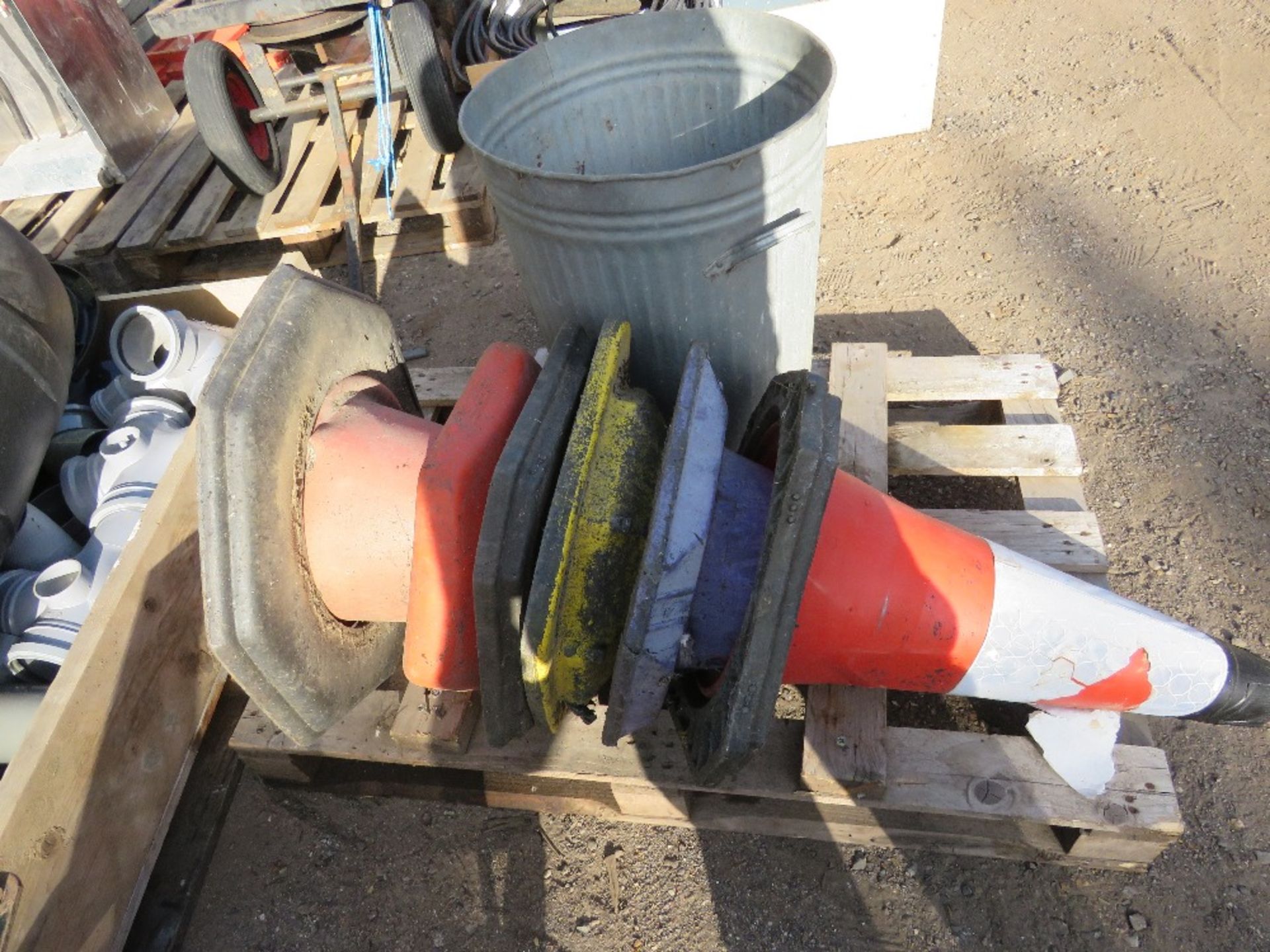 DUSTBIN CONTAINING SCAFFOLD CLIPS PLUS ROAD CONES. THIS LOT IS SOLD UNDER THE AUCTIONEERS MARGIN - Image 3 of 4