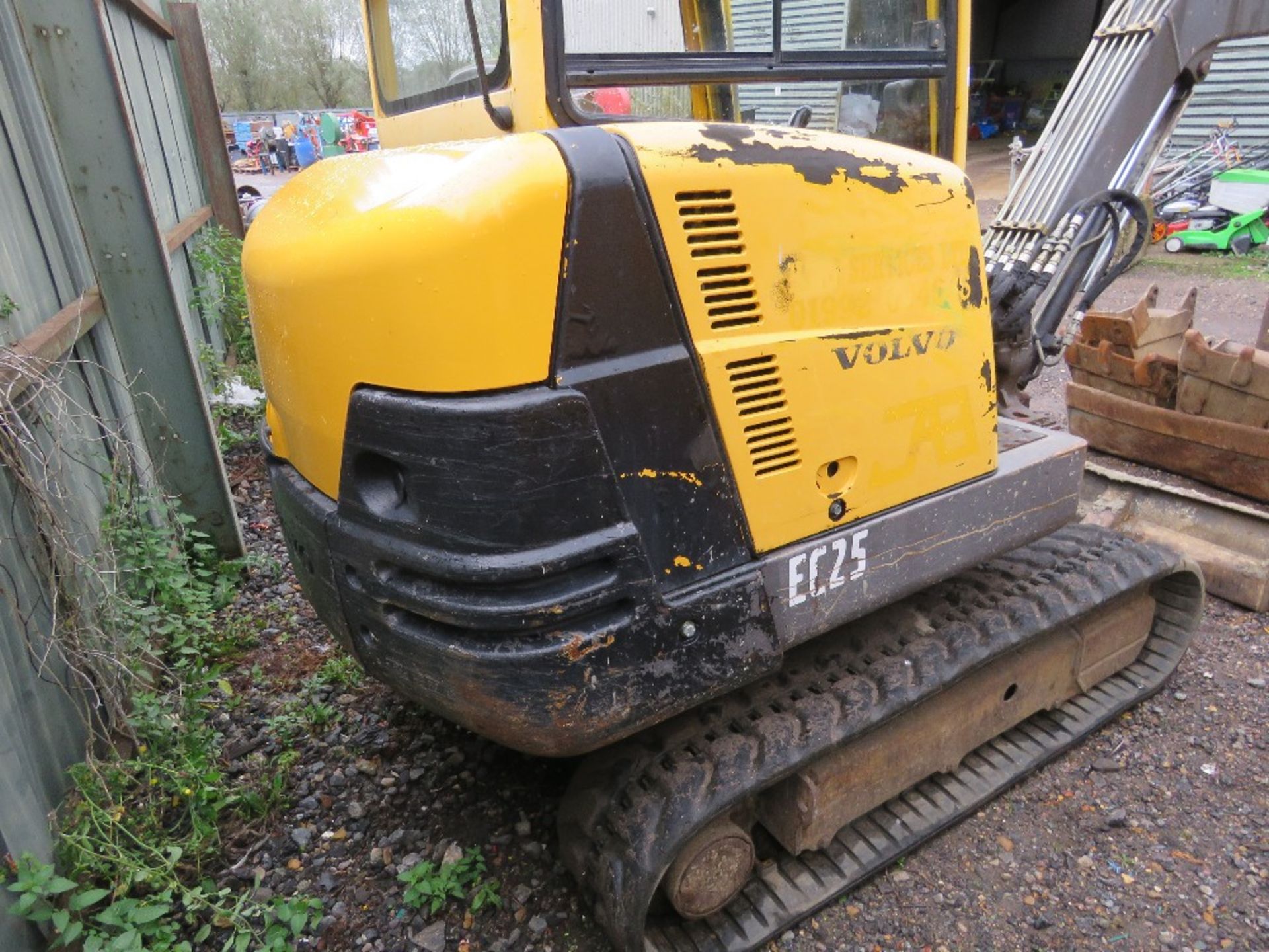 VOLVO EC25 RUBBER TRACKED EXCAVATOR YEAR 2006 BUILD. 4556 REC. HOURS WITH 4 BUCKETS. SN: 28120797. W - Image 8 of 12