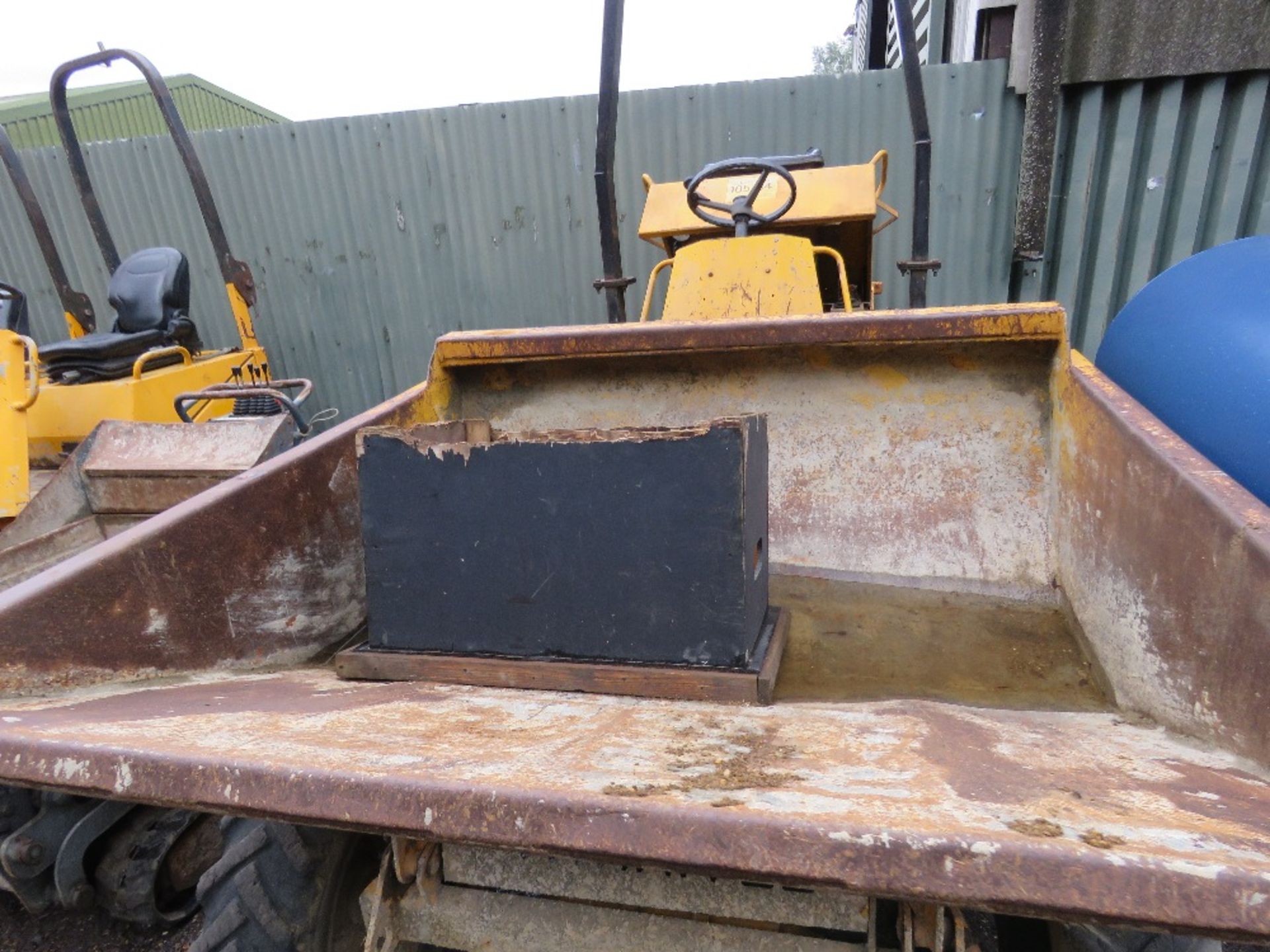 THWAITES 2 TONNE STRAIGHT TIP DUMPER, YEAR 1997, PERKINS ENGINE. SN:14-93043. DIRECT FROM LOCAL BUIL - Image 3 of 6