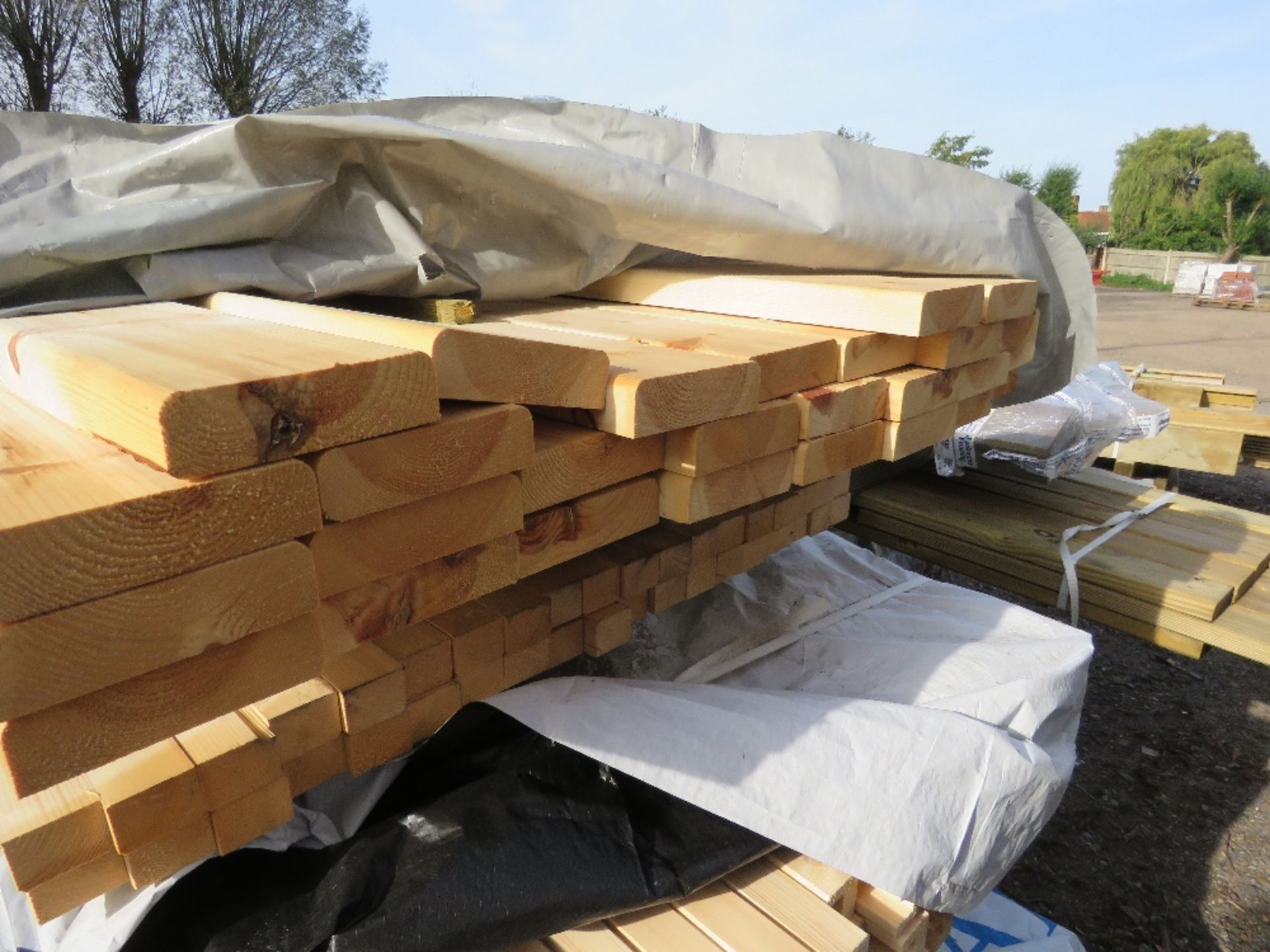 QUANTITY OF ASSORTED FENCING TIMBERS AND POSTS , 4 BUNDLES IN THE STACK AS SHOWN - Image 2 of 8