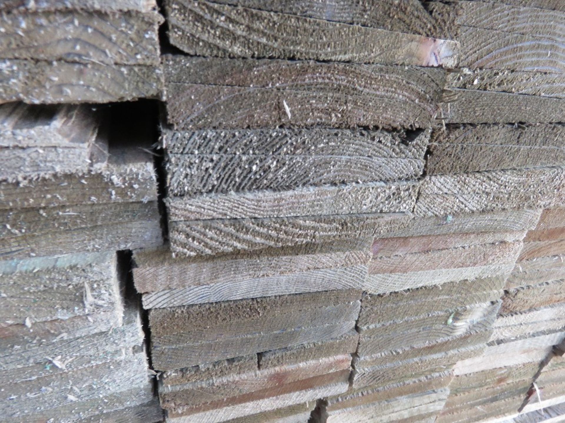 LARGE PACK OF PRESSURE TREATED FEATHER EDGE FENCE CLADDING TIMBER BOARDS. 1.65M LENGTH X 100MM WIDTH - Image 3 of 3