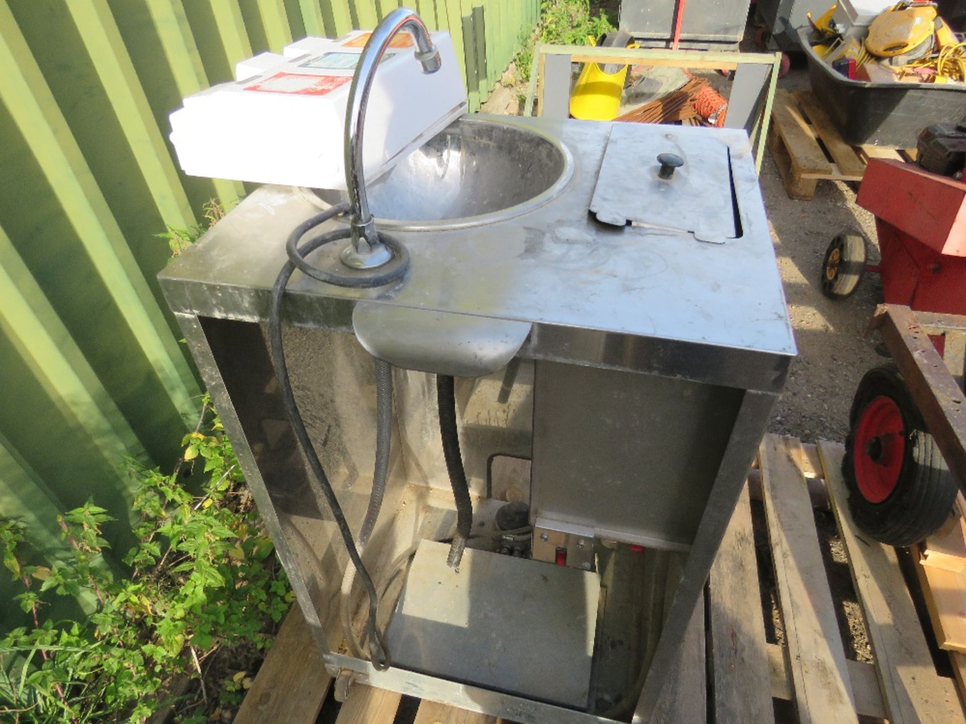 DRINKING FOUNTAIN AND SOAP DISPENSER. THIS LOT IS SOLD UNDER THE AUCTIONEERS MARGIN SCHEME, THERE - Image 5 of 6