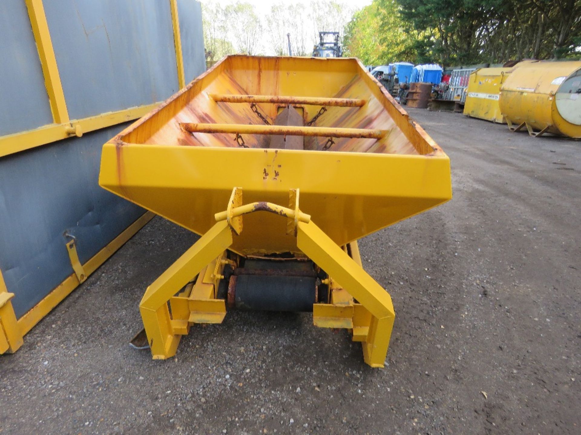 GRITTER BODY ON HL5 FRAME, 10FT LENGTH APPROX. SUITABLE FOR 7.5 TONNE HOOK LOADER LORRY. - Image 2 of 8