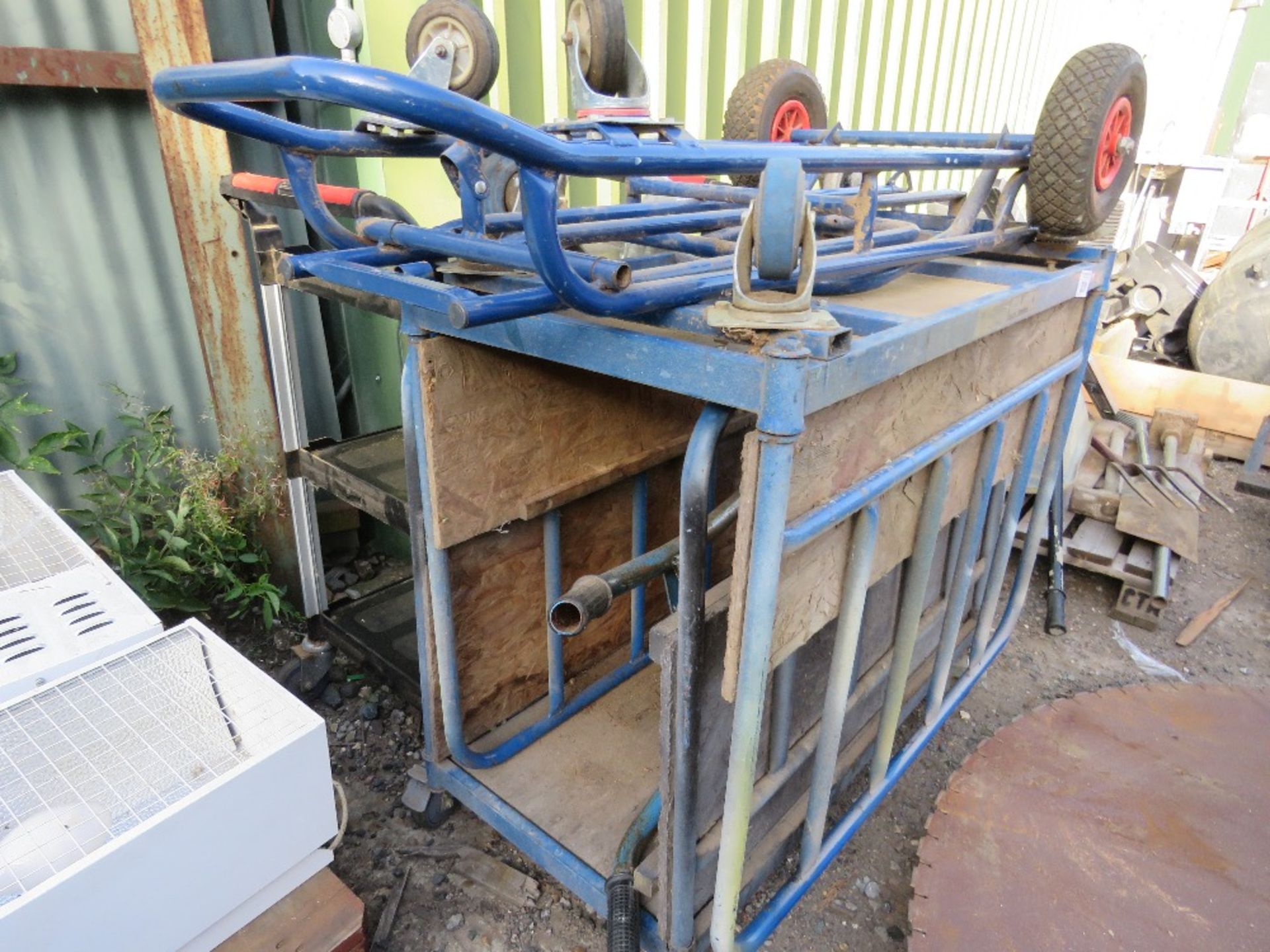 WHEELED WORKSHOP TROLLEY, 2 X 4 WHEELED TROLLEYS PLUS 2NO SACKBARROWS. - Image 6 of 6