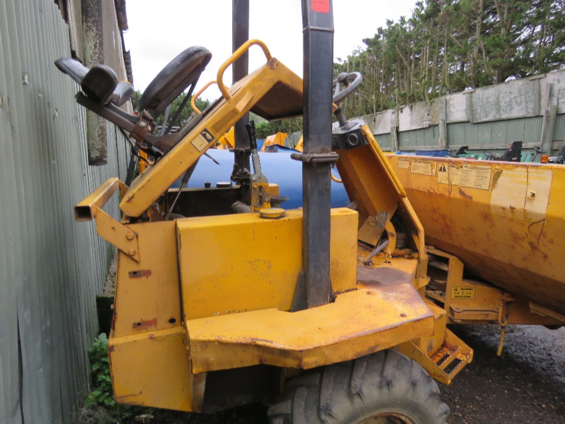 THWAITES 2 TONNE STRAIGHT TIP DUMPER, YEAR 1997, PERKINS ENGINE. SN:14-93043. DIRECT FROM LOCAL BUIL - Image 4 of 6