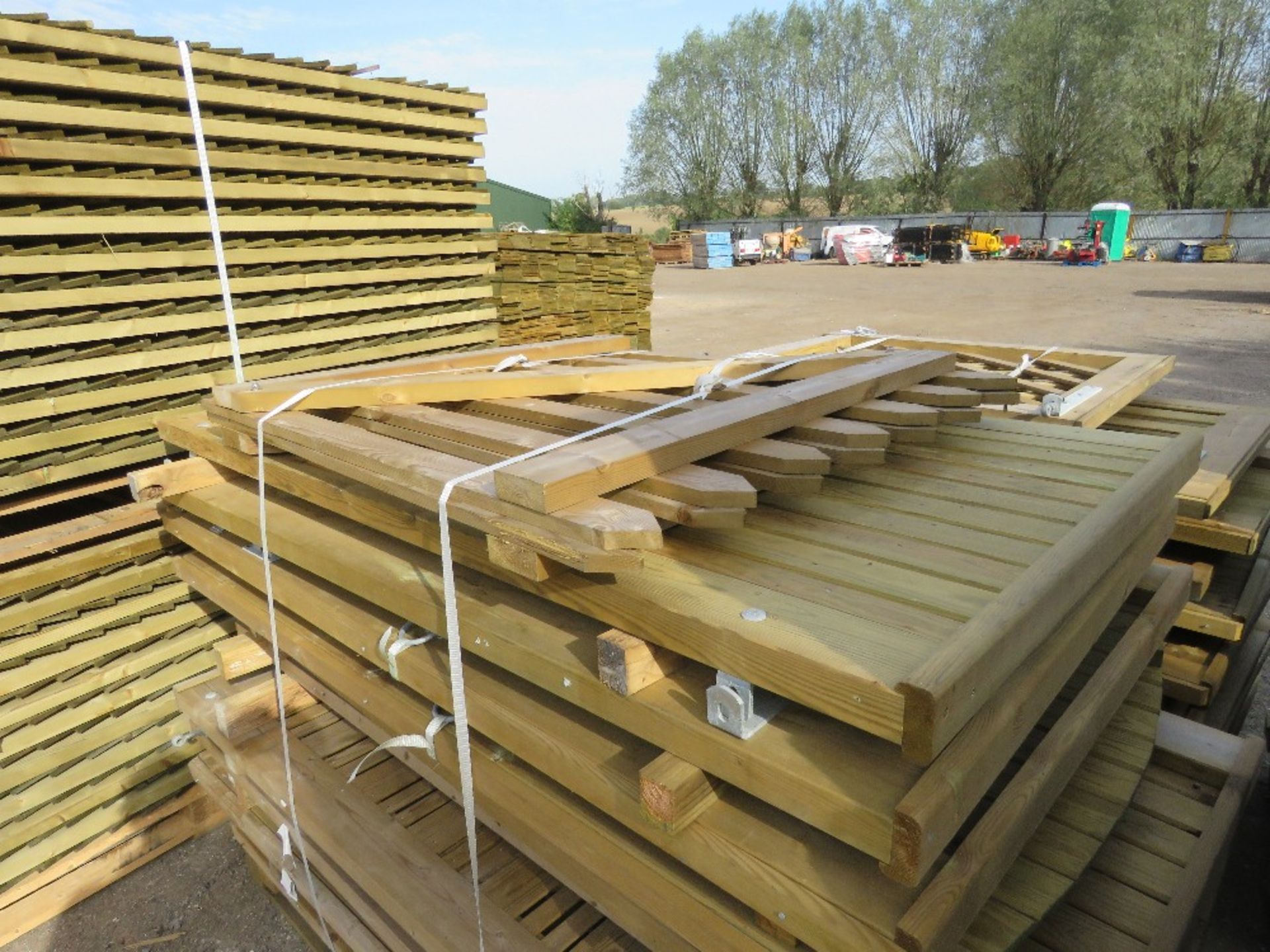 STACK OF 12NO ASSORTED WOODEN GARDEN GATES. - Image 4 of 6