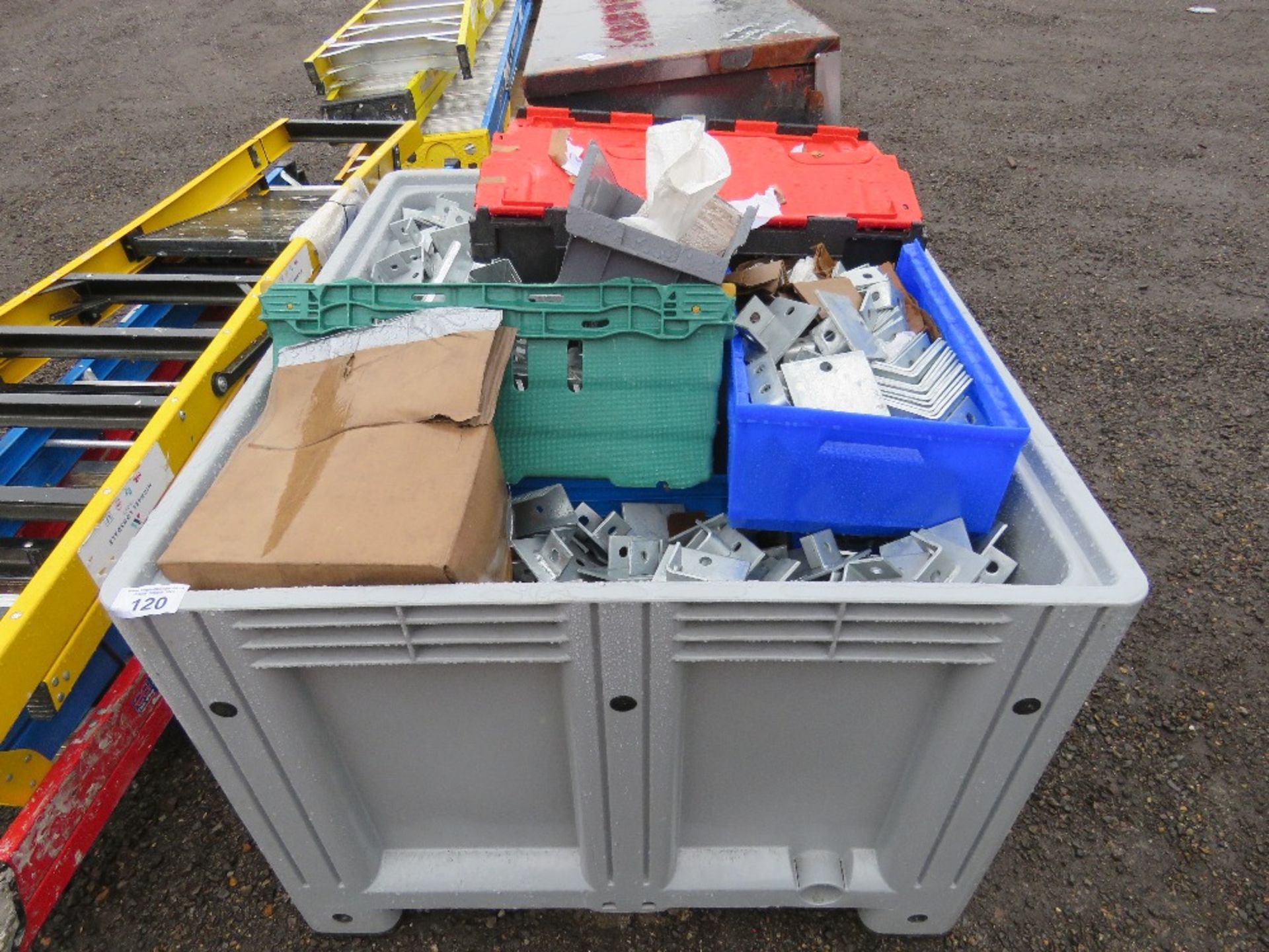 STILLAGE CONTAINING HEAVY DUTY METAL BRACKETS ETC. SOURCED FROM LARGE CONSTRUCTION COMPANY LIQUIDATI - Image 2 of 5