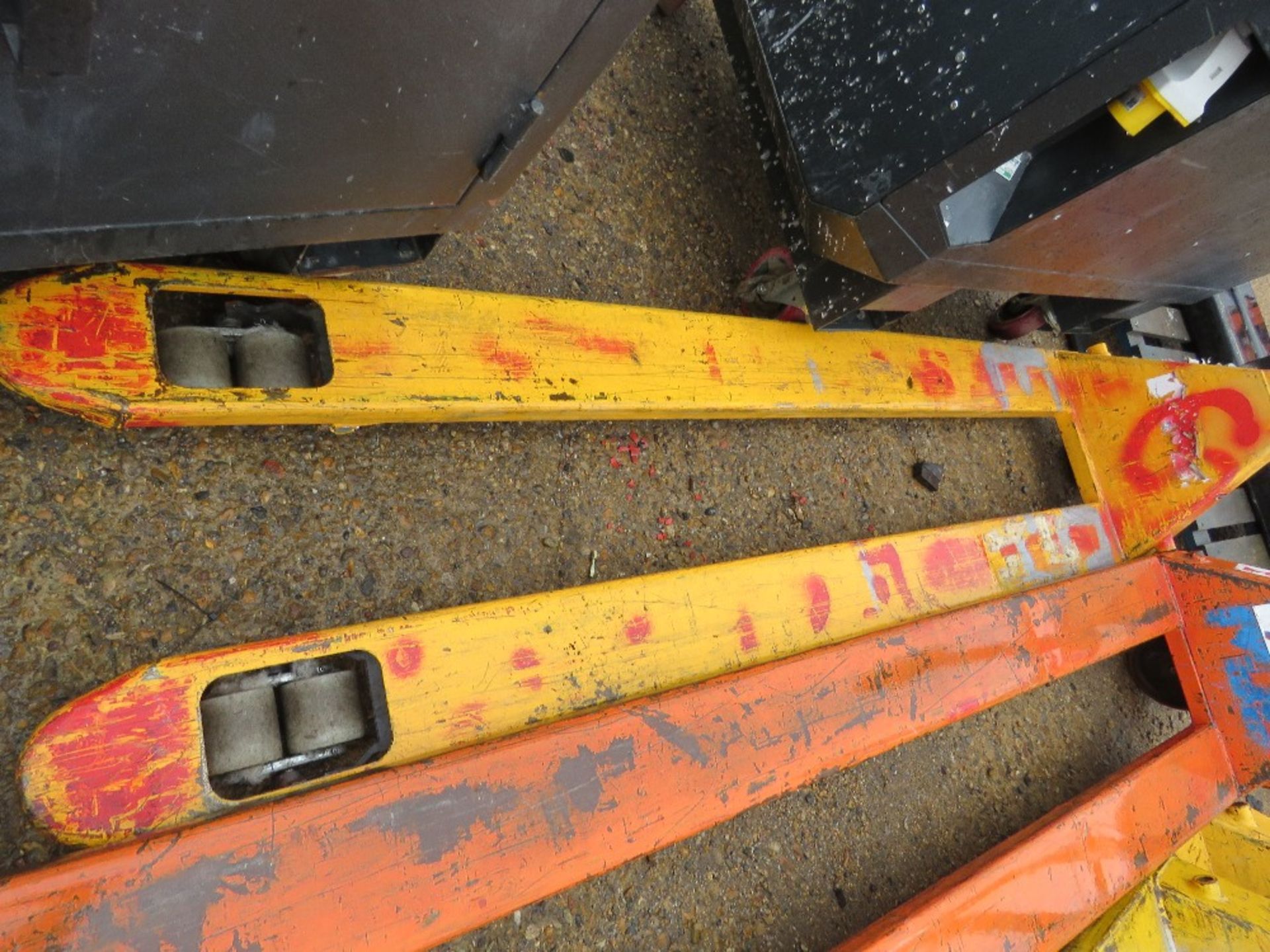 1 X PALLET TRUCK, 2.50 LENGTH BLADES. SOURCED FROM LARGE CONSTRUCTION COMPANY LIQUIDATION. - Image 2 of 4