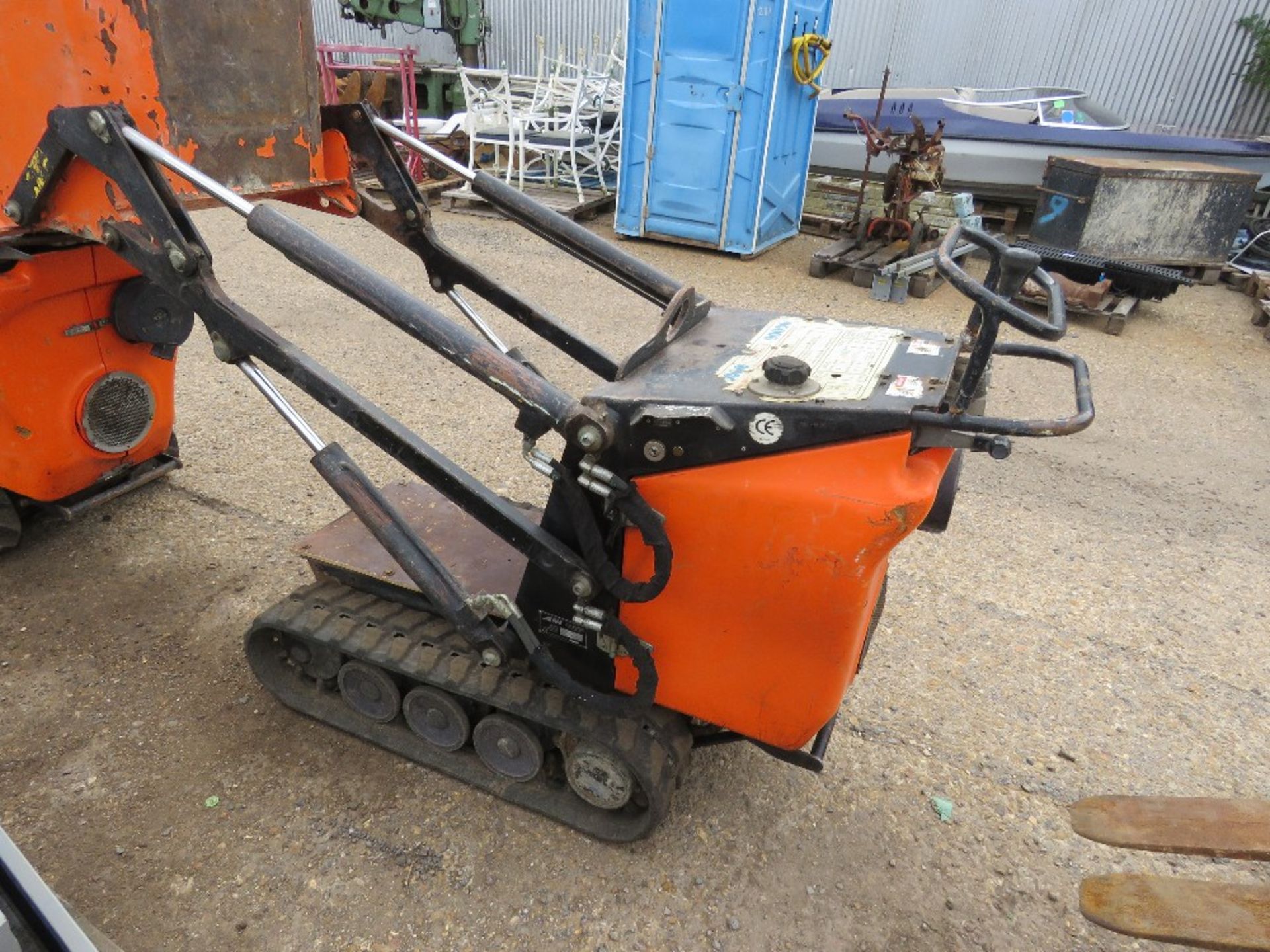 TCP DIESEL HIGH TIP TRACKED BARROW, YEAR 2014 BUILD. 1176 REC HOURS. SN:B3016. DIRECT FROM LOCAL CO - Image 4 of 10