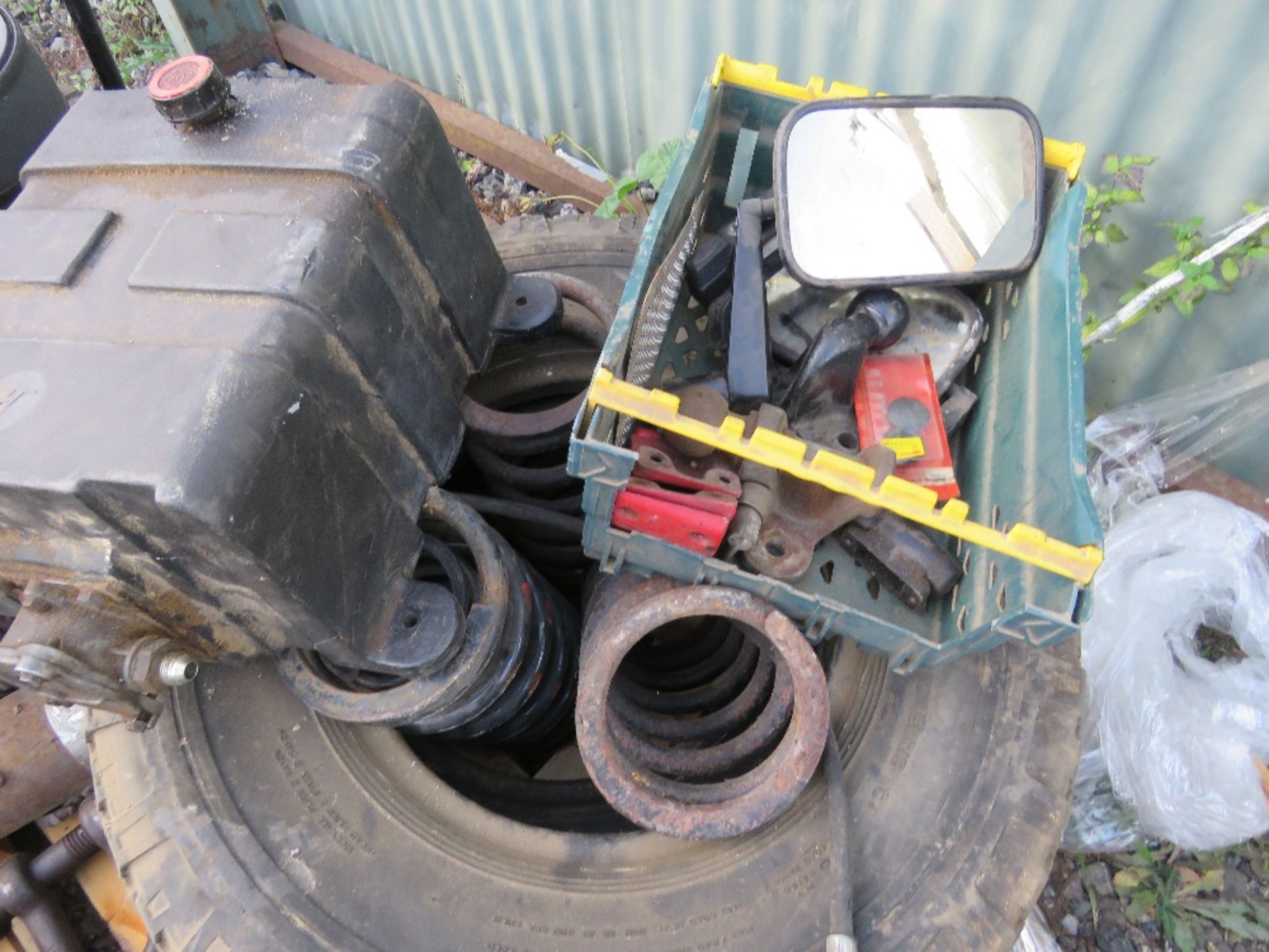 ASSORTED LANDROVER SPARES INCLUDING WHEELS, PLUS A HYDRAULIC PUMP UNIT. THIS LOT IS SOLD UNDER T - Image 3 of 8