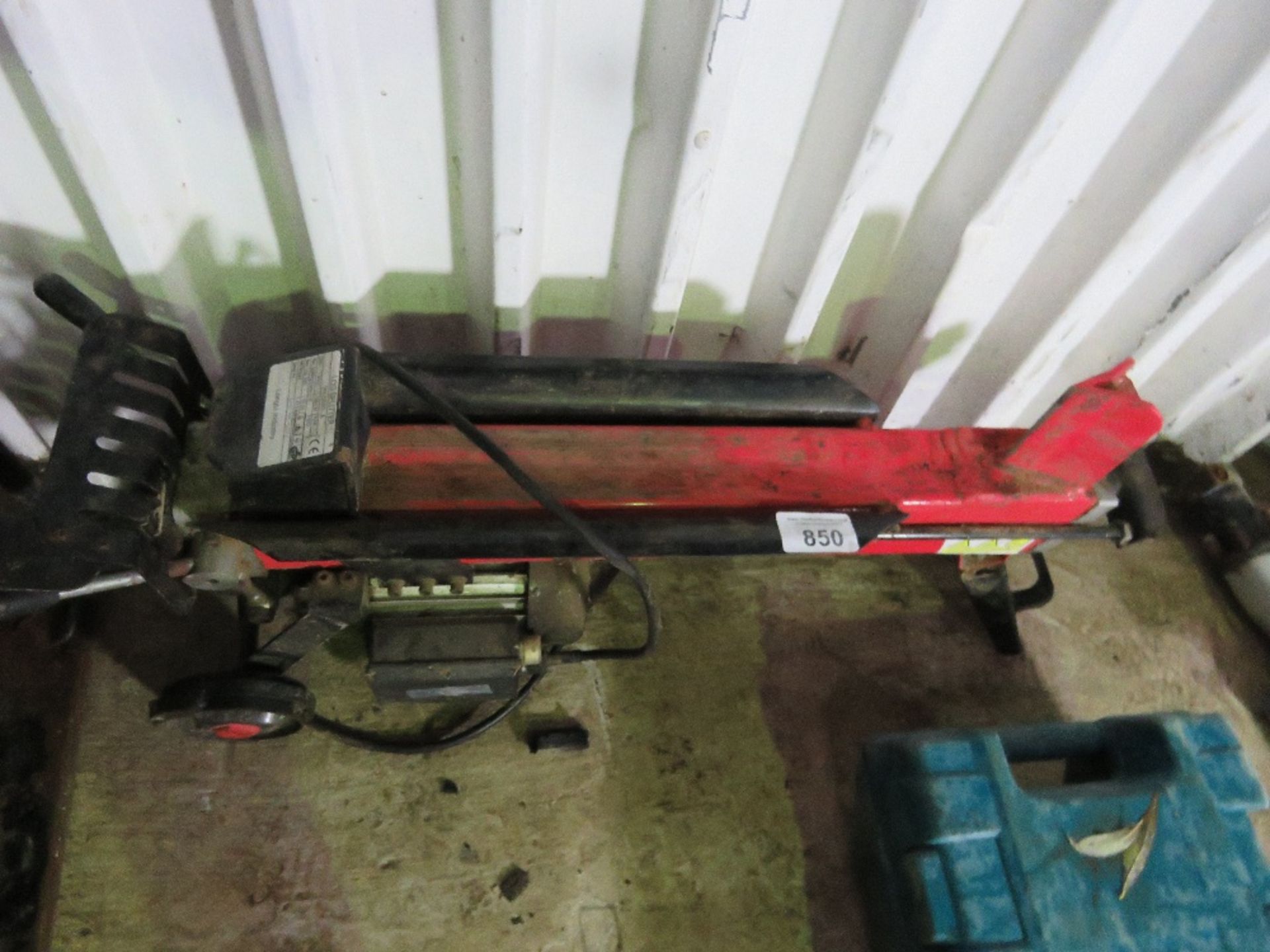 240V LOG SPLITTER. THIS LOT IS SOLD UNDER THE AUCTIONEERS MARGIN SCHEME, THEREFORE NO VAT WILL B