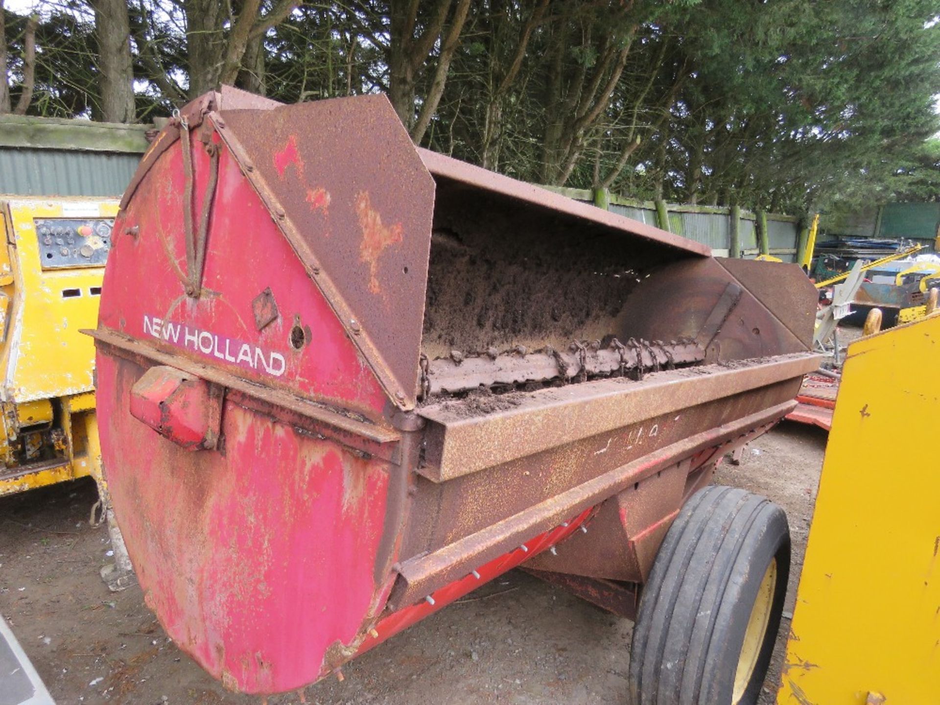 NEW HOLLAND 651 TRACTOR TOWED SIDE DISCHARGE MUCK SPREADER, IDEAL FOR STABLES OR SMALLHOLDING. - Image 8 of 8