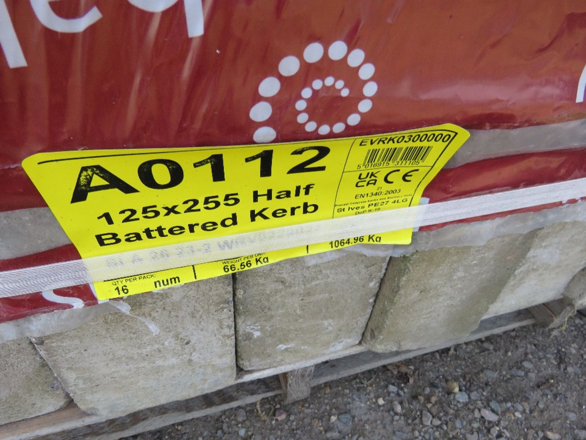 2 X PALLETS OF CONCRETE KERBS. THIS LOT IS SOLD UNDER THE AUCTIONEERS MARGIN SCHEME, THEREFORE N - Image 3 of 4